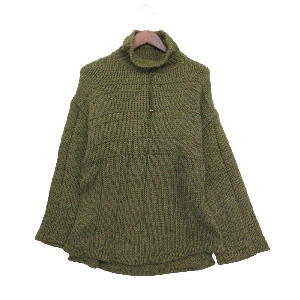 商品名 ニット トップス タートル ローゲージ 長袖 カーキグリーン S【S】 レディース 【中古】 knit Turtleneck top, chunky knit, long sleeves Khaki green S【S】 LADYS 【Used item】 表記サイズ S（S） 実寸サイズ 【肩幅】約59cm 【着丈】約71cm 【身幅】約55cm 【袖丈】約47cm 素材 【画像参照】 色 カーキグリーン 注：照明や撮影環境、お使いのモニター設定状況により 実物とお色が違って見える場合がございます。 予めご了承下さい。 状態ランク A 状態説明 ・全体：全体的に毛羽立ちと毛玉あり タグに薄汚れあり 使用感が少なく、かなり状態の良い商品です。※あくまでも中古品ですので掲載写真や記載内容をご確認いただき、ご理解の上ご購入ください。中古品を扱っているため、元の商品のデザインや形状が全て把握できかねますので、予めご了承下さい。 付属品 付属品なし。 状態ランクについて 注意事項 ・弊社の取り扱っているすべてのお品物は顧客様からの買取・ブランド品専門の古物市場で弊社が正規品と判断したお品物になります。 ・弊社では仕入れ後の検品でも再度商品一点一点の真贋を確認し、正規品と判断したお品物ののみを取り扱っております。 ・それでも万が一、お客様が購入後に偽物と判断された場合はその理由と根拠をご提示いただければ商品代金と送料を全額ご返金致しますので安心してご購入下さい。 ・付属品は写真に写っているものが全てになります。画像は実物を撮影していますのでご安心ください。 ・商品画像はできる限り現品を再現するように心がけておりますが、ご利用のモニターにより実物と多少異なる場合がございます。 ・他サイトにて販売している商品です。多少のお時間差にて欠品になることもございます。予めご了承頂ますようお願い致します。 ・古着に関して、商品チェックは行っておりますが、記載以外に細かい汚れやダメージ等がある場合もございます。特に中古衣類は見る方によって状態の価値観が異なりますので、トラブルを避けるため、神経質な方や完璧な商品を求められる方はご注文をお控えくださいますようお願い申し上げます。 ・本商品は商品登録後、畳んだ状態で袋に入れて保管しています。 ・保管期間によってはシワや型崩れが発生する可能性がございますので、ご了承ください。 ・弊社及び提携先の倉庫の営業日は平日のみになります。 ・土日祝についてはご質問やご相談を頂いても対応できない場合がございますので、ご了承ください。 発送について ・ストア休業日の注文は翌1〜2営業日に発送。 商品についての質問 ・こちらの商品は倉庫にて保管しております。ご質問を頂いた際、お時間をいただく場合がございますのでご了承ください。