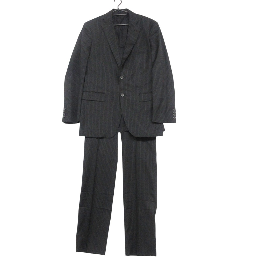 商品名 VISARUNO ビサルノ スーツ ジャケット パンツ REDA Super110's ブラック【XL】 メンズ 【中古】 VISARUNO suit Jacket and Pants REDA Super110's black【XL】 MENS 【Used item】 表記サイズ （XL） 実寸サイズ 【ボタン】2ボタン 【裏地】背抜き裏地 【カラー】ノッチドラペル 【ベント】センターベント 【肩幅】約46cm 【着丈】約74cm 【身幅】約50cm 【袖丈】約63cm 【ウエスト】約84cm 【もも幅】約29cm 【裾幅】約19cm 【股上】約25.5cm 【股下】約84cm 素材 【画像参照】 色 ブラック 注：照明や撮影環境、お使いのモニター設定状況により 実物とお色が違って見える場合がございます。 予めご了承下さい。 状態ランク AB 状態説明 ・全体：脇の下にスレ、毛羽立ちあり 上記記載のダメージ等がありますが、その他に目立ったダメージはなく、問題なくご使用いただける商品です。※あくまでも中古品ですので掲載写真や記載内容をご確認いただき、ご理解の上ご購入ください。中古品を扱っているため、元の商品のデザインや形状が全て把握できかねますので、予めご了承下さい。 付属品 付属品なし。 備考 タグ記載サイズ＞ 身長：178～182cm ウエスト：79～85cm 状態ランクについて 注意事項 ・弊社の取り扱っているすべてのお品物は顧客様からの買取・ブランド品専門の古物市場で弊社が正規品と判断したお品物になります。 ・弊社では仕入れ後の検品でも再度商品一点一点の真贋を確認し、正規品と判断したお品物ののみを取り扱っております。 ・それでも万が一、お客様が購入後に偽物と判断された場合はその理由と根拠をご提示いただければ商品代金と送料を全額ご返金致しますので安心してご購入下さい。 ・付属品は写真に写っているものが全てになります。画像は実物を撮影していますのでご安心ください。 ・商品画像はできる限り現品を再現するように心がけておりますが、ご利用のモニターにより実物と多少異なる場合がございます。 ・他サイトにて販売している商品です。多少のお時間差にて欠品になることもございます。予めご了承頂ますようお願い致します。 ・古着に関して、商品チェックは行っておりますが、記載以外に細かい汚れやダメージ等がある場合もございます。特に中古衣類は見る方によって状態の価値観が異なりますので、トラブルを避けるため、神経質な方や完璧な商品を求められる方はご注文をお控えくださいますようお願い申し上げます。 ・本商品は商品登録後、畳んだ状態で袋に入れて保管しています。 ・保管期間によってはシワや型崩れが発生する可能性がございますので、ご了承ください。 ・弊社及び提携先の倉庫の営業日は平日のみになります。 ・土日祝についてはご質問やご相談を頂いても対応できない場合がございますので、ご了承ください。 発送について ・ストア休業日の注文は翌1〜2営業日に発送。 商品についての質問 ・こちらの商品は倉庫にて保管しております。ご質問を頂いた際、お時間をいただく場合がございますのでご了承ください。
