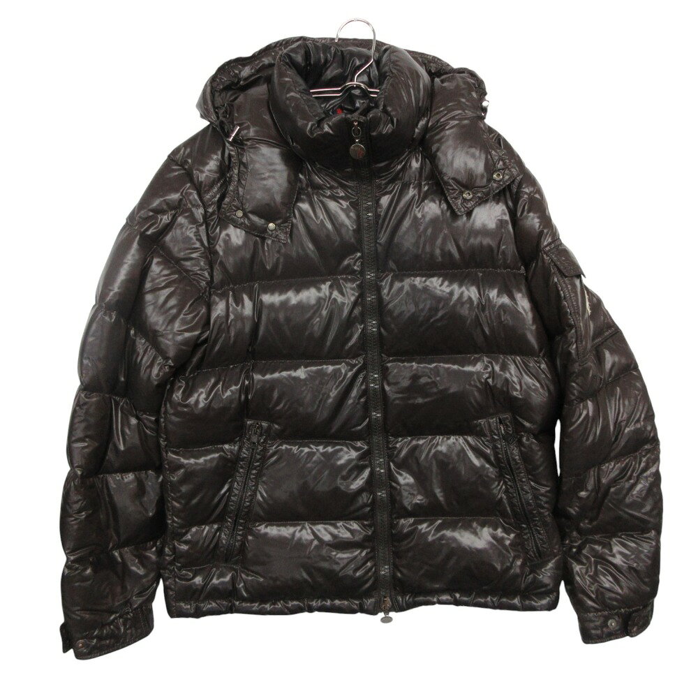 商品名 MONCLER モンクレール ブルゾン ダウンジャケット ジップアップ アウター フーディー ダークブラウン 2【M】 メンズ 【中古】 MONCLER Blouson Down jacket, zip-up outerwear, hoodie Dark brown 2【M】 MENS 【Used item】 MONCLER 夹克衫 羽绒服、拉链外套、连帽衫 深棕色 2【M】 男士 【二手物品】 表記サイズ 2（M） 実寸サイズ 【肩幅】約45cm 【着丈】約65cm 【身幅】約57cm 【袖丈】約63cm 素材 【画像参照】 色 ダークブラウン ※照明や撮影環境、お使いのモニター設定状況により 実物とお色が違って見える場合がございます。 予めご了承下さい。 状態ランク B 状態説明 ◆外側◆ ・左腕：小さな汚れ、スレ、薄汚れ ・右腕：スレ、薄汚れ ・全体：アニメタグ取れ ボタンに剥がれと色褪せあり 上記記載のダメージ等があります。※全体的に中古品としての使用感と上記のようなダメージがありますが、通常使用には支障のない商品です。掲載写真や記載内容をご確認いただき、ご理解の上ご購入ください。中古品を扱っているため、元の商品のデザインや形状が全て把握できかねますので、予めご了承下さい。 付属品 付属品なし。 備考 フード取り外し可能 状態ランクについて 注意事項 ・弊社の取り扱っているすべてのお品物は顧客様からの買取・ブランド品専門の古物市場で弊社が正規品と判断したお品物になります。 ・弊社では仕入れ後の検品でも再度商品一点一点の真贋を確認し、正規品と判断したお品物ののみを取り扱っております。 ・それでも万が一、お客様が購入後に偽物と判断された場合はその理由と根拠をご提示いただければ商品代金と送料を全額ご返金致しますので安心してご購入下さい。 ・付属品は写真に写っているものが全てになります。画像は実物を撮影していますのでご安心ください。 ・商品画像はできる限り現品を再現するように心がけておりますが、ご利用のモニターにより実物と多少異なる場合がございます。 ・他サイトにて販売している商品です。多少のお時間差にて欠品になることもございます。予めご了承頂ますようお願い致します。 ・古着に関して、商品チェックは行っておりますが、記載以外に細かい汚れやダメージ等がある場合もございます。特に中古衣類は見る方によって状態の価値観が異なりますので、トラブルを避けるため、神経質な方や完璧な商品を求められる方はご注文をお控えくださいますようお願い申し上げます。 ・本商品は商品登録後、畳んだ状態で袋に入れて保管しています。 ・保管期間によってはシワや型崩れが発生する可能性がございますので、ご了承ください。 ・弊社及び提携先の倉庫の営業日は平日のみになります。 ・土日祝についてはご質問やご相談を頂いても対応できない場合がございますので、ご了承ください。 発送について ・ストア休業日の注文は翌1〜2営業日に発送。 商品についての質問 ・こちらの商品は倉庫にて保管しております。ご質問を頂いた際、お時間をいただく場合がございますのでご了承ください。