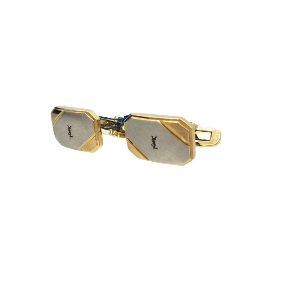 商品名 YVES SAINT LAURENT イヴ・サンローラン カフス YSL カサンドラロゴ ボタン コンビカラー ゴールド×シルバー メンズ 【中古】 YVES SAINT LAURENT cuffs YSL Cassandra logo button, two-tone color Gold x Silver MENS 【Used item】 実寸サイズ 【縦】約11mm 【横】約17mm 素材 【画像参照】 色 ゴールド×シルバー 注：照明や撮影環境、お使いのモニター設定状況により 実物とお色が違って見える場合がございます。 予めご了承下さい。 状態ランク A 状態説明 使用感が少なく、かなり状態の良い商品です。※あくまでも中古品ですので掲載写真や記載内容をご確認いただき、ご理解の上ご購入ください。中古品を扱っているため、元の商品のデザインや形状が全て把握できかねますので、予めご了承下さい。 付属品 保存箱 状態ランクについて 注意事項 ・弊社の取り扱っているすべてのお品物は顧客様からの買取・ブランド品専門の古物市場で弊社が正規品と判断したお品物になります。 ・弊社では仕入れ後の検品でも再度商品一点一点の真贋を確認し、正規品と判断したお品物ののみを取り扱っております。 ・それでも万が一、お客様が購入後に偽物と判断された場合はその理由と根拠をご提示いただければ商品代金と送料を全額ご返金致しますので安心してご購入下さい。 ・付属品は写真に写っているものが全てになります。画像は実物を撮影していますのでご安心ください。 ・商品画像はできる限り現品を再現するように心がけておりますが、ご利用のモニターにより実物と多少異なる場合がございます。 ・他サイトにて販売している商品です。多少のお時間差にて欠品になることもございます。予めご了承頂ますようお願い致します。 ・古着に関して、商品チェックは行っておりますが、記載以外に細かい汚れやダメージ等がある場合もございます。特に中古衣類は見る方によって状態の価値観が異なりますので、トラブルを避けるため、神経質な方や完璧な商品を求められる方はご注文をお控えくださいますようお願い申し上げます。 ・本商品は商品登録後、畳んだ状態で袋に入れて保管しています。 ・保管期間によってはシワや型崩れが発生する可能性がございますので、ご了承ください。 ・弊社及び提携先の倉庫の営業日は平日のみになります。 ・土日祝についてはご質問やご相談を頂いても対応できない場合がございますので、ご了承ください。 発送について ・ストア休業日の注文は翌1〜2営業日に発送。 商品についての質問 ・こちらの商品は倉庫にて保管しております。ご質問を頂いた際、お時間をいただく場合がございますのでご了承ください。