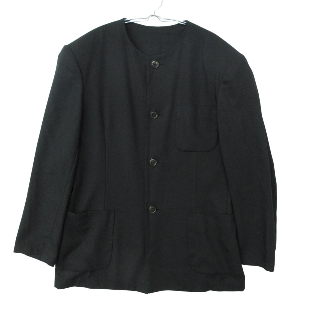 商品名 美品 Y's ワイズ ブルゾン 80s～90s初期 オールドワイズ スタンドカラー マオカラージャケット 変形パッチポケット 肩パッド入り ブラック K【M】 メンズ 【中古】 表記サイズ K（M） 実寸サイズ 【肩幅】約46.5cm 【着丈】約79cm 【身幅】約50cm 【袖丈】約58cm 素材 【画像参照】 色 ブラック ※照明や撮影環境、お使いのモニター設定状況により 実物とお色が違って見える場合がございます。 予めご了承下さい。 状態ランク SA 状態説明 試着程度等の美品の商品です。※試着程度等の美品の商品ではございますが、一度は一般の方の手に渡り、個人で保管されていた商品です。また、保管・陳列時の薄いスレなど微細な状態変化が見られる場合がございます。ご理解の上ご購入ください。中古品を扱っているため、元の商品のデザインや形状が全て把握できかねますので、予めご了承下さい。 付属品 付属品なし。 状態ランクについて 注意事項 ・弊社の取り扱っているすべてのお品物は顧客様からの買取・ブランド品専門の古物市場で弊社が正規品と判断したお品物になります。 ・弊社では仕入れ後の検品でも再度商品一点一点の真贋を確認し、正規品と判断したお品物ののみを取り扱っております。 ・それでも万が一、お客様が購入後に偽物と判断された場合はその理由と根拠をご提示いただければ商品代金と送料を全額ご返金致しますので安心してご購入下さい。 ・付属品は写真に写っているものが全てになります。画像は実物を撮影していますのでご安心ください。 ・商品画像はできる限り現品を再現するように心がけておりますが、ご利用のモニターにより実物と多少異なる場合がございます。 ・他サイトにて販売している商品です。多少のお時間差にて欠品になることもございます。予めご了承頂ますようお願い致します。 ・古着に関して、商品チェックは行っておりますが、記載以外に細かい汚れやダメージ等がある場合もございます。特に中古衣類は見る方によって状態の価値観が異なりますので、トラブルを避けるため、神経質な方や完璧な商品を求められる方はご注文をお控えくださいますようお願い申し上げます。 ・本商品は商品登録後、畳んだ状態で袋に入れて保管しています。 ・保管期間によってはシワや型崩れが発生する可能性がございますので、ご了承ください。 ・弊社及び提携先の倉庫の営業日は平日のみになります。 ・土日祝についてはご質問やご相談を頂いても対応できない場合がございますので、ご了承ください。 発送について ・ストア休業日の注文は翌1〜2営業日に発送。 商品についての質問 ・こちらの商品は倉庫にて保管しております。ご質問を頂いた際、お時間をいただく場合がございますのでご了承ください。