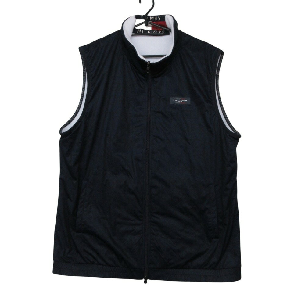 商品名 TOMMY HILFIGER トミーヒルフィガー ベスト ゴルフウェア リバーシブル フリース ナイロン 総柄 アウター 2WAY 切替 リブ フルジップ ネイビー XL【XXL】 メンズ 【中古】 TOMMY HILFIGER Best Golf wear, reversible fleece nylon, all-over print outerwear, 2-way, color-block, ribbed, full zip. Navy XL【XXL】 MENS 【Used item】 表記サイズ XL（XXL） 実寸サイズ 【着丈】約67cm 【身幅】約57cm 素材 【画像参照】 色 ネイビー / ホワイト 注：照明や撮影環境、お使いのモニター設定状況により 実物とお色が違って見える場合がございます。 予めご了承下さい。 状態ランク AB 状態説明 ■外側■ ・胸部：シワ ・裾：シワ ・背面：シワ 上記記載のダメージ等がありますが、その他に目立ったダメージはなく、問題なくご使用いただける商品です。※あくまでも中古品ですので掲載写真や記載内容をご確認いただき、ご理解の上ご購入ください。中古品を扱っているため、元の商品のデザインや形状が全て把握できかねますので、予めご了承下さい。 付属品 付属品なし。 状態ランクについて 注意事項 ・弊社の取り扱っているすべてのお品物は顧客様からの買取・ブランド品専門の古物市場で弊社が正規品と判断したお品物になります。 ・弊社では仕入れ後の検品でも再度商品一点一点の真贋を確認し、正規品と判断したお品物ののみを取り扱っております。 ・それでも万が一、お客様が購入後に偽物と判断された場合はその理由と根拠をご提示いただければ商品代金と送料を全額ご返金致しますので安心してご購入下さい。 ・付属品は写真に写っているものが全てになります。画像は実物を撮影していますのでご安心ください。 ・商品画像はできる限り現品を再現するように心がけておりますが、ご利用のモニターにより実物と多少異なる場合がございます。 ・他サイトにて販売している商品です。多少のお時間差にて欠品になることもございます。予めご了承頂ますようお願い致します。 ・古着に関して、商品チェックは行っておりますが、記載以外に細かい汚れやダメージ等がある場合もございます。特に中古衣類は見る方によって状態の価値観が異なりますので、トラブルを避けるため、神経質な方や完璧な商品を求められる方はご注文をお控えくださいますようお願い申し上げます。 ・本商品は商品登録後、畳んだ状態で袋に入れて保管しています。 ・保管期間によってはシワや型崩れが発生する可能性がございますので、ご了承ください。 ・弊社及び提携先の倉庫の営業日は平日のみになります。 ・土日祝についてはご質問やご相談を頂いても対応できない場合がございますので、ご了承ください。 発送について ・ストア休業日の注文は翌1〜2営業日に発送。 商品についての質問 ・こちらの商品は倉庫にて保管しております。ご質問を頂いた際、お時間をいただく場合がございますのでご了承ください。