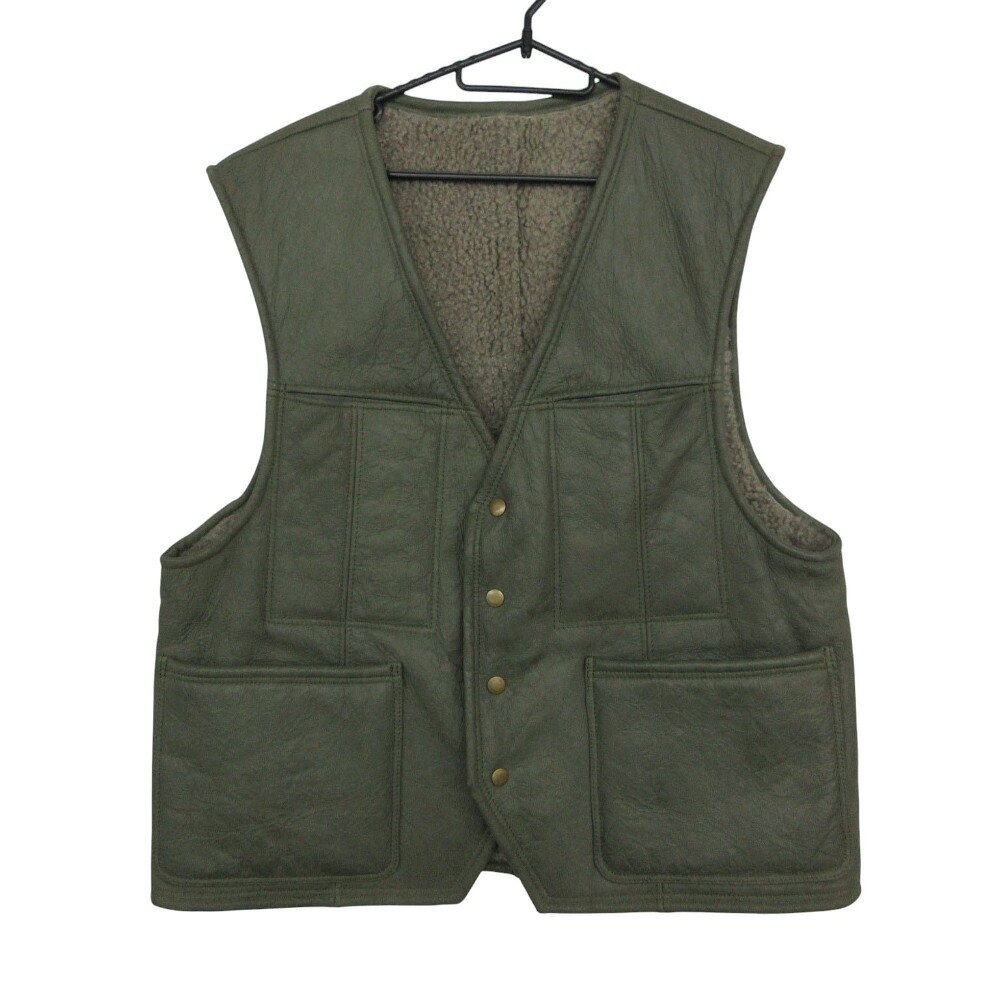 商品名 ベスト ムートン ボア リバーシブル ベスト アウター ダークグリーン× グレージュ メンズ 【中古】 Best Sheepskin Boa Reversible Vest Outerwear Dark green x greige MENS 【Used item】 実寸サイズ 【肩幅】約45cm 【着丈】約64cm 【身幅】約54cm 素材 【画像参照】 色 ダークグリーン× グレージュ 注：照明や撮影環境、お使いのモニター設定状況により 実物とお色が違って見える場合がございます。 予めご了承下さい。 状態ランク AB 状態説明 ■外側■ ・首回り：シワ ・胸部：薄汚れ、シワ ・腹部：シワ ・裾：シワ ・左腕：シワ ・右腕：シワ ・袖口：シワ ・背面：キズ、薄汚れ、シワ 上記記載のダメージ等がありますが、その他に目立ったダメージはなく、問題なくご使用いただける商品です。※あくまでも中古品ですので掲載写真や記載内容をご確認いただき、ご理解の上ご購入ください。中古品を扱っているため、元の商品のデザインや形状が全て把握できかねますので、予めご了承下さい。 付属品 付属品なし。 備考 ブランドタグ、サイズタグなし。 状態ランクについて 注意事項 ・弊社の取り扱っているすべてのお品物は顧客様からの買取・ブランド品専門の古物市場で弊社が正規品と判断したお品物になります。 ・弊社では仕入れ後の検品でも再度商品一点一点の真贋を確認し、正規品と判断したお品物ののみを取り扱っております。 ・それでも万が一、お客様が購入後に偽物と判断された場合はその理由と根拠をご提示いただければ商品代金と送料を全額ご返金致しますので安心してご購入下さい。 ・付属品は写真に写っているものが全てになります。画像は実物を撮影していますのでご安心ください。 ・商品画像はできる限り現品を再現するように心がけておりますが、ご利用のモニターにより実物と多少異なる場合がございます。 ・他サイトにて販売している商品です。多少のお時間差にて欠品になることもございます。予めご了承頂ますようお願い致します。 ・古着に関して、商品チェックは行っておりますが、記載以外に細かい汚れやダメージ等がある場合もございます。特に中古衣類は見る方によって状態の価値観が異なりますので、トラブルを避けるため、神経質な方や完璧な商品を求められる方はご注文をお控えくださいますようお願い申し上げます。 ・本商品は商品登録後、畳んだ状態で袋に入れて保管しています。 ・保管期間によってはシワや型崩れが発生する可能性がございますので、ご了承ください。 ・弊社及び提携先の倉庫の営業日は平日のみになります。 ・土日祝についてはご質問やご相談を頂いても対応できない場合がございますので、ご了承ください。 発送について ・ストア休業日の注文は翌1〜2営業日に発送。 商品についての質問 ・こちらの商品は倉庫にて保管しております。ご質問を頂いた際、お時間をいただく場合がございますのでご了承ください。