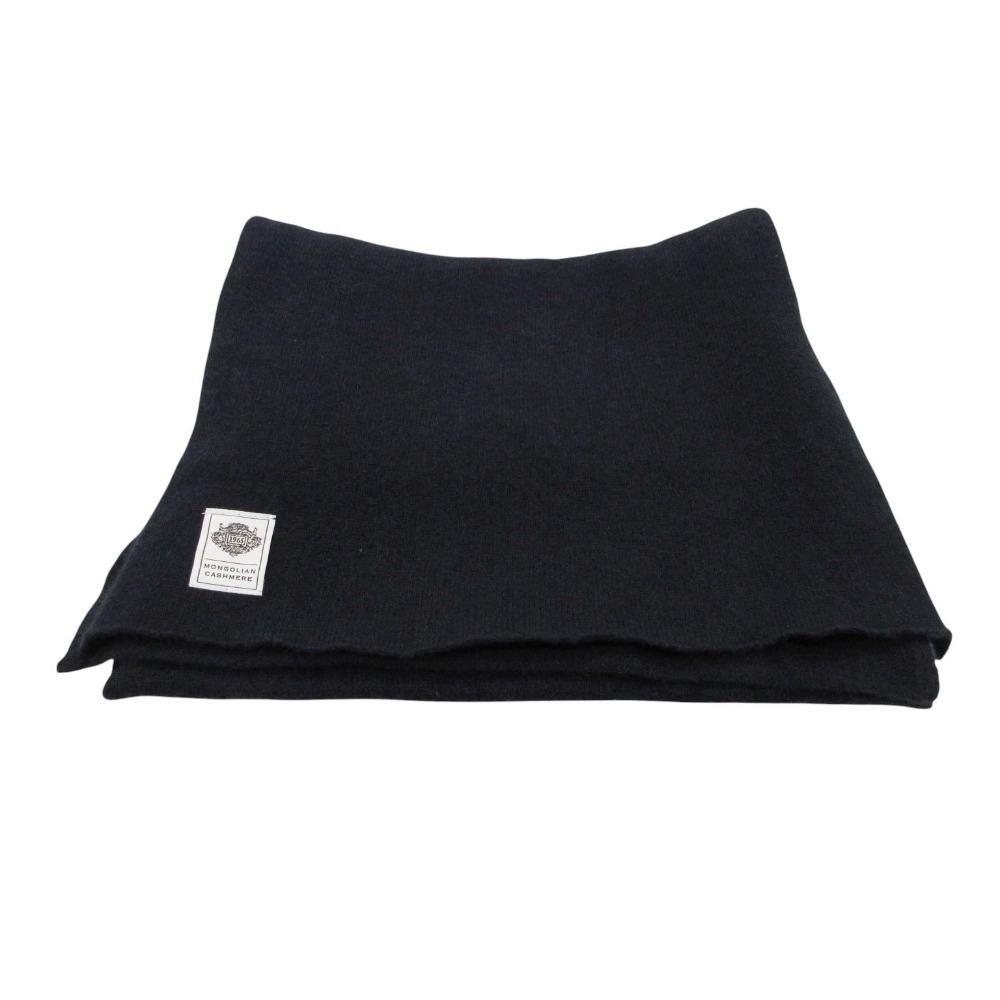 商品名 brilla per il gusto ブリッラ ペル イル グスト マフラー カシミヤ100% ソリッド ネイビー メンズ 【中古】 brilla per il gusto Scarf 100% Cashmere Solid Navy MENS 【Used item】 実寸サイズ 【縦】約184cm 【横】約34cm 素材 【画像参照】 色 ネイビー 注：照明や撮影環境、お使いのモニター設定状況により 実物とお色が違って見える場合がございます。 予めご了承下さい。 状態ランク AB 状態説明 上記記載のダメージ等がありますが、その他に目立ったダメージはなく、問題なくご使用いただける商品です。※あくまでも中古品ですので掲載写真や記載内容をご確認いただき、ご理解の上ご購入ください。中古品を扱っているため、元の商品のデザインや形状が全て把握できかねますので、予めご了承下さい。 付属品 付属品なし。 状態ランクについて 注意事項 ・弊社の取り扱っているすべてのお品物は顧客様からの買取・ブランド品専門の古物市場で弊社が正規品と判断したお品物になります。 ・弊社では仕入れ後の検品でも再度商品一点一点の真贋を確認し、正規品と判断したお品物ののみを取り扱っております。 ・それでも万が一、お客様が購入後に偽物と判断された場合はその理由と根拠をご提示いただければ商品代金と送料を全額ご返金致しますので安心してご購入下さい。 ・付属品は写真に写っているものが全てになります。画像は実物を撮影していますのでご安心ください。 ・商品画像はできる限り現品を再現するように心がけておりますが、ご利用のモニターにより実物と多少異なる場合がございます。 ・他サイトにて販売している商品です。多少のお時間差にて欠品になることもございます。予めご了承頂ますようお願い致します。 ・古着に関して、商品チェックは行っておりますが、記載以外に細かい汚れやダメージ等がある場合もございます。特に中古衣類は見る方によって状態の価値観が異なりますので、トラブルを避けるため、神経質な方や完璧な商品を求められる方はご注文をお控えくださいますようお願い申し上げます。 ・本商品は商品登録後、畳んだ状態で袋に入れて保管しています。 ・保管期間によってはシワや型崩れが発生する可能性がございますので、ご了承ください。 ・弊社及び提携先の倉庫の営業日は平日のみになります。 ・土日祝についてはご質問やご相談を頂いても対応できない場合がございますので、ご了承ください。 発送について ・ストア休業日の注文は翌1〜2営業日に発送。 商品についての質問 ・こちらの商品は倉庫にて保管しております。ご質問を頂いた際、お時間をいただく場合がございますのでご了承ください。