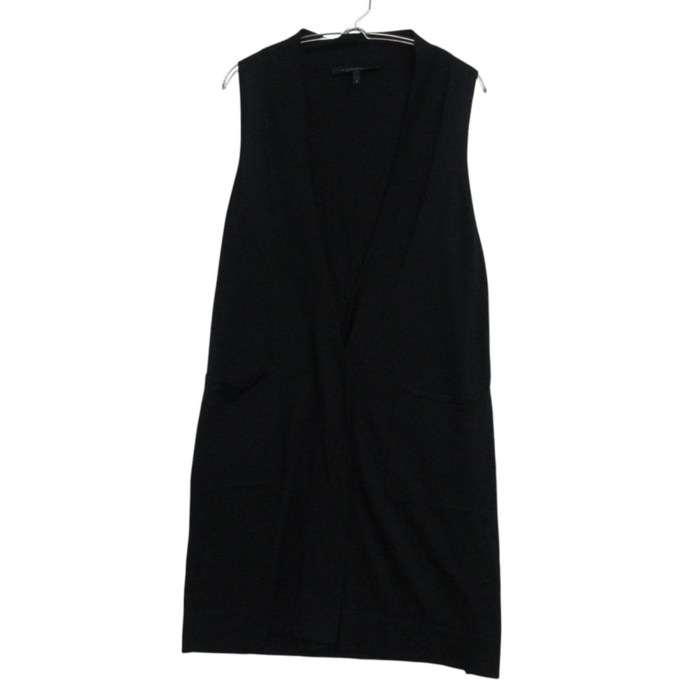 商品名 美品 MAX MARA マックスマーラ ベスト シルク ウール ニット ロング ノースリーブ トップス ブラック M【M】 レディース 【中古】 Excellent condition MAX MARA Best Silk wool knit long sleeveless top black M【M】 LADYS 【Used item】 表記サイズ M（M） 実寸サイズ 【肩幅】約35.5cm 【着丈】約78cm 【身幅】約44cm 素材 【画像参照】 色 ブラック 注：照明や撮影環境、お使いのモニター設定状況により 実物とお色が違って見える場合がございます。 予めご了承下さい。 状態ランク SA 状態説明 試着程度等の美品の商品です。※試着程度等の美品の商品ではございますが、一度は一般の方の手に渡り、個人で保管されていた商品です。また、保管・陳列時の薄いスレなど微細な状態変化が見られる場合がございます。ご理解の上ご購入ください。中古品を扱っているため、元の商品のデザインや形状が全て把握できかねますので、予めご了承下さい。 付属品 付属品なし。 状態ランクについて 注意事項 ・弊社の取り扱っているすべてのお品物は顧客様からの買取・ブランド品専門の古物市場で弊社が正規品と判断したお品物になります。 ・弊社では仕入れ後の検品でも再度商品一点一点の真贋を確認し、正規品と判断したお品物ののみを取り扱っております。 ・それでも万が一、お客様が購入後に偽物と判断された場合はその理由と根拠をご提示いただければ商品代金と送料を全額ご返金致しますので安心してご購入下さい。 ・付属品は写真に写っているものが全てになります。画像は実物を撮影していますのでご安心ください。 ・商品画像はできる限り現品を再現するように心がけておりますが、ご利用のモニターにより実物と多少異なる場合がございます。 ・他サイトにて販売している商品です。多少のお時間差にて欠品になることもございます。予めご了承頂ますようお願い致します。 ・古着に関して、商品チェックは行っておりますが、記載以外に細かい汚れやダメージ等がある場合もございます。特に中古衣類は見る方によって状態の価値観が異なりますので、トラブルを避けるため、神経質な方や完璧な商品を求められる方はご注文をお控えくださいますようお願い申し上げます。 ・本商品は商品登録後、畳んだ状態で袋に入れて保管しています。 ・保管期間によってはシワや型崩れが発生する可能性がございますので、ご了承ください。 ・弊社及び提携先の倉庫の営業日は平日のみになります。 ・土日祝についてはご質問やご相談を頂いても対応できない場合がございますので、ご了承ください。 発送について ・ストア休業日の注文は翌1〜2営業日に発送。 商品についての質問 ・こちらの商品は倉庫にて保管しております。ご質問を頂いた際、お時間をいただく場合がございますのでご了承ください。