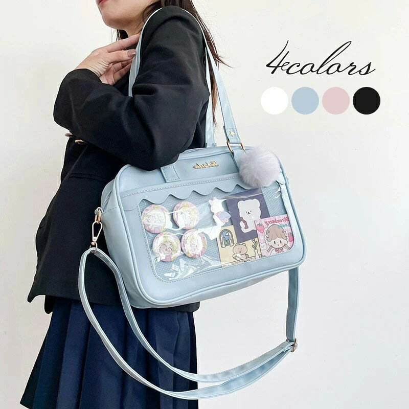 商品名 痛バッグ 2WAYトートバッグ 推しバッグ 痛バ カラー ホワイト、ブルー、ピンク、ブラック サイズ（約） ・約幅33x奥行10x高さ24cm ※手作業による採寸の為、若干の誤差が生じる場合がございます。 材質 合皮（PU）、PVC おすすめポイント ■前面は透明度の高いクリアポケットになっているため、お気に入りのマスコットやグッズを入れて自分好みにアレンジできます。 ■マスコットだけでなく缶バッジ・キーホルダー・アクリルスタンドを入れたデコレーションも可能です。 ■手触りが良くて、耐久性に優れます。