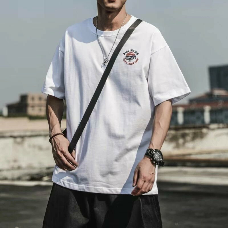 Rakuten - Tシャツ メンズ /マルチロゴパターンTシャツ/ コットン 大人 おしゃれ ロゴ ティーシャツ バックプリント ワンポイント メンズtシャツ 白tシャツ 半袖 春 夏 夏服 春服 クルーネック ブランド高校生 中学生 男子 Tシャツ