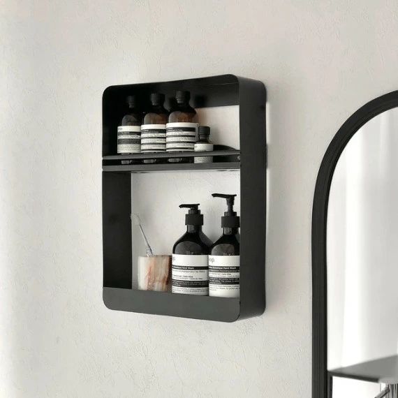 【商品説明】 アイアンのウォールシェルフです。 2段に分かれた収納棚は、上下で高さが違う仕様になっています。 洗面所やキッチンなどの小物収納にいかがでしょうか。 背面2カ所の取付け部に、付属の部品かお手持ちのネジや釘等を使用し、飾るアイテムや壁の強度に合わせてお取り付け下さい。 ■素材 アイアン ■サイズ 幅約29.5cm×奥行約8cm×高さ約40cm 上段約15cm 下段約25cm 重量：1.3kg