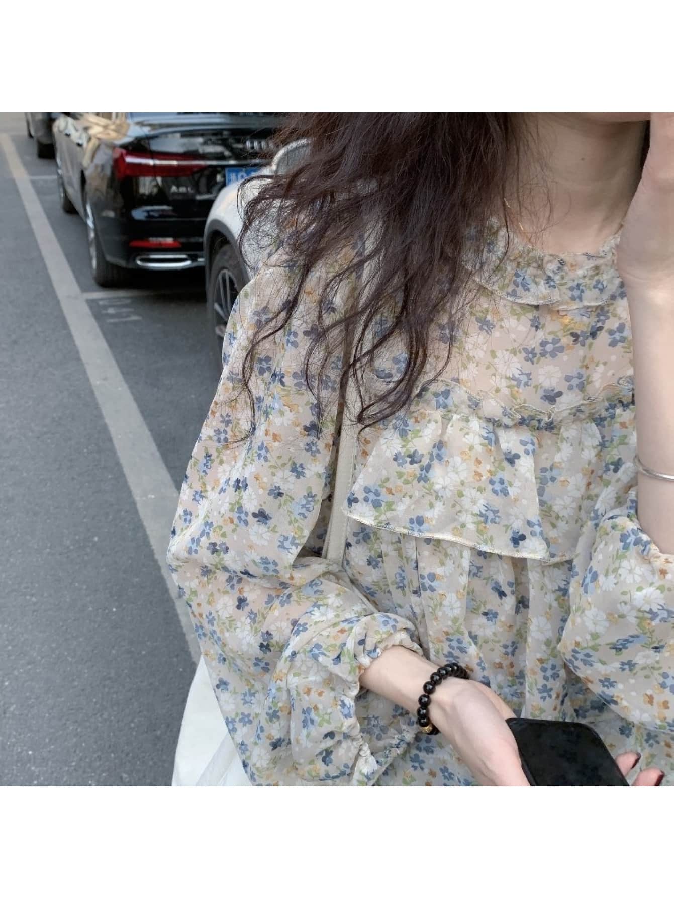 樂天商城 - 【大人可愛い】ブラウス レディース 花柄 シフォン トップス 長袖 シャツ 小花柄 総柄 フリル 襟 ボリューム袖 バルーンスリーブ 透け感 シアー ぽわん袖 体型カバー 二の腕カバー 着痩せ きれいめ フェミニン 韓国風 オフィス 通勤 OL ママ 母親 デート 女子会 20代