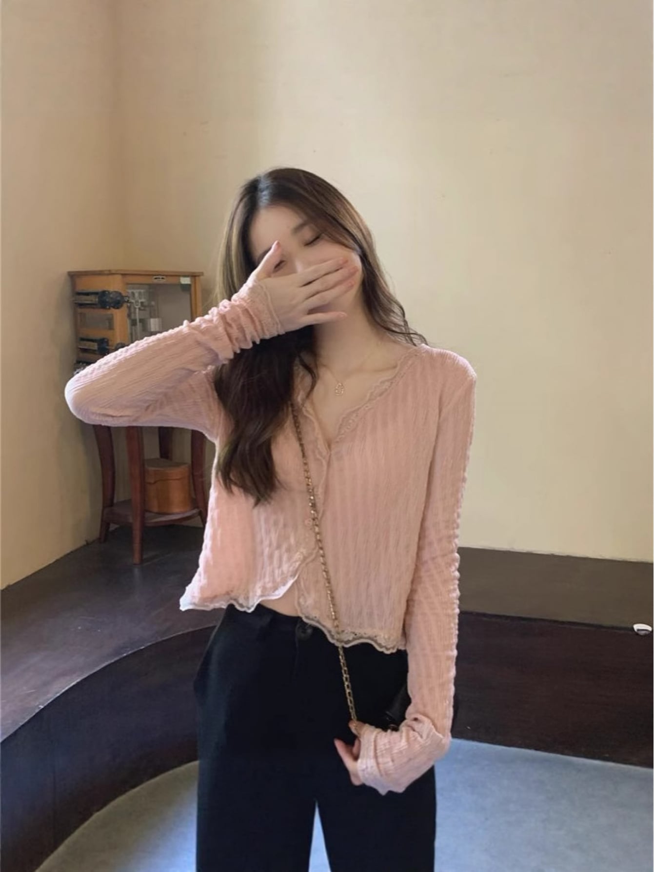 Rakuten - 【大人可愛い】ブラウス レース カーディガン レディース シアー トップス 長袖 Vネック 羽織り 前開き ボタン シャツ カットソー 透け感 シャーリング フリル 裾レース 薄手 体型カバー 着痩せ 細見え 韓国ファッション きれいめ フェミニン ガーリー 冷房対策