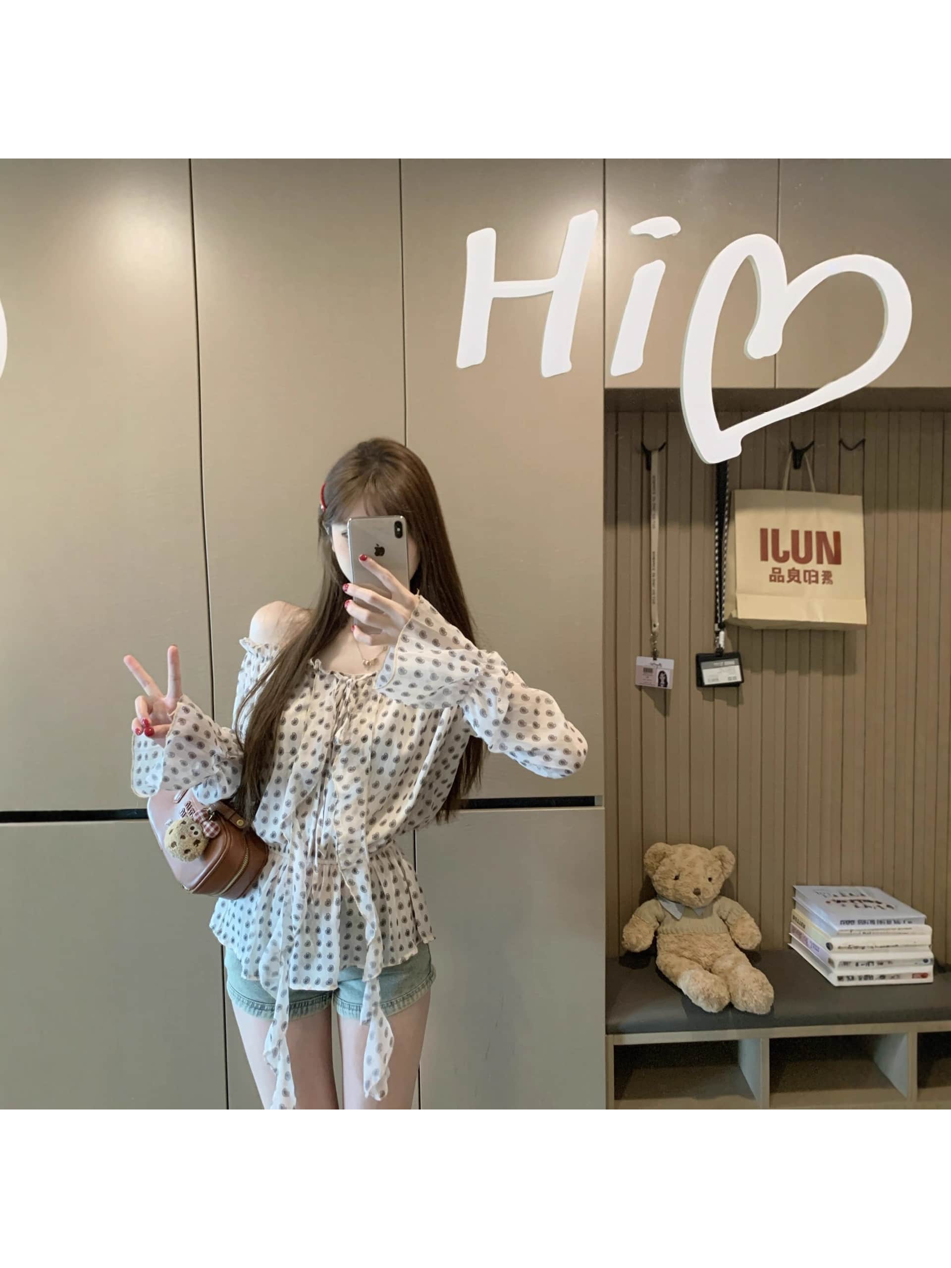 Other - 【2wayで楽しめる】ブラウス レディース オフショルダー ドット柄 シャツ 長袖 肩出し リボン 水玉 トップス シフォン チュニック ウエストマーク シャーリング ペプラム 袖コンシャス 透け感 シアー素材 大人可愛い フェミニン レトロ 韓国ファッション きれいめ