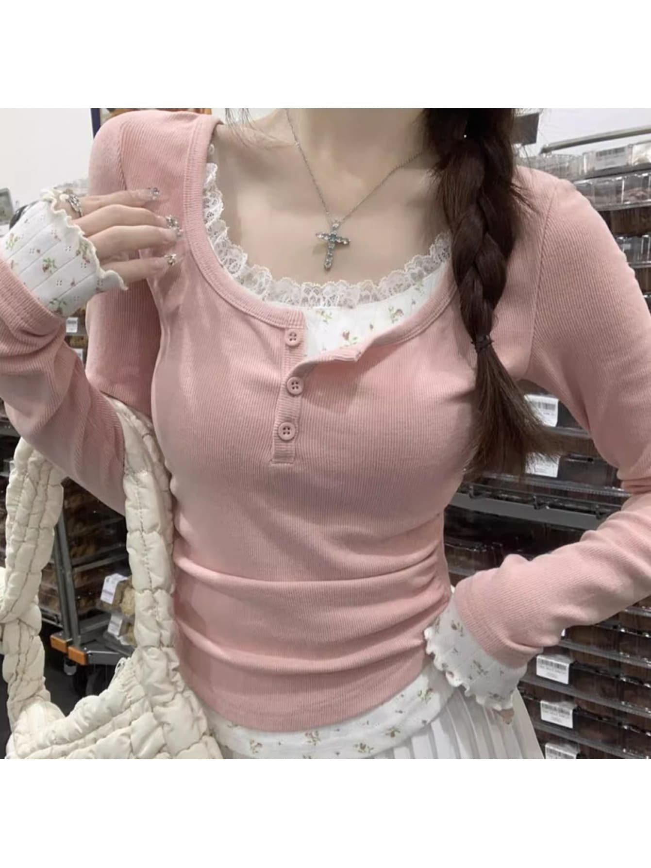 Rakuten - 【重ね着風】 Tシャツ レディース 長袖 レイヤード風 カットソー 花柄 レース ヘンリーネック リブニット トップス ロンT 襟付き ボタン 春 秋 冬 韓国 ファッション 地雷系 量産型 フレンチガーリー 大人可愛い タイト スリム 着痩せ 細見え 伸縮性 インナー 華奢見え