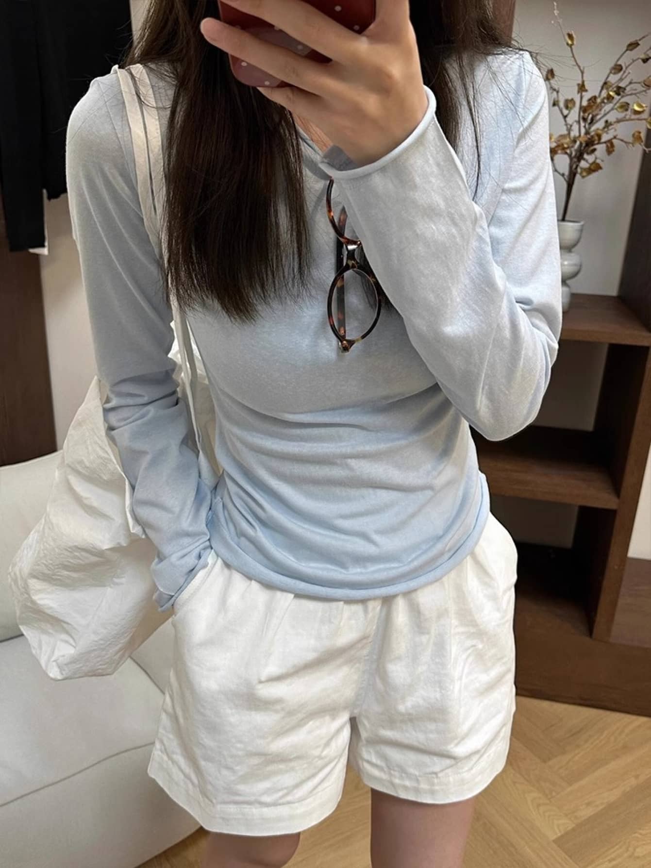 乐天商城 - 【細見え】 ロンT レディース 長袖 Tシャツ カットソー クルーネック 丸首 トップス ロールエッジ シアー 透け感 薄手 無地 インナー 重ね着 レイヤード スリム タイト フィット 着痩せ 体型カバー 韓国ファッション 春 夏 秋 日焼け対策 冷房対策 柔らかい 伸縮性