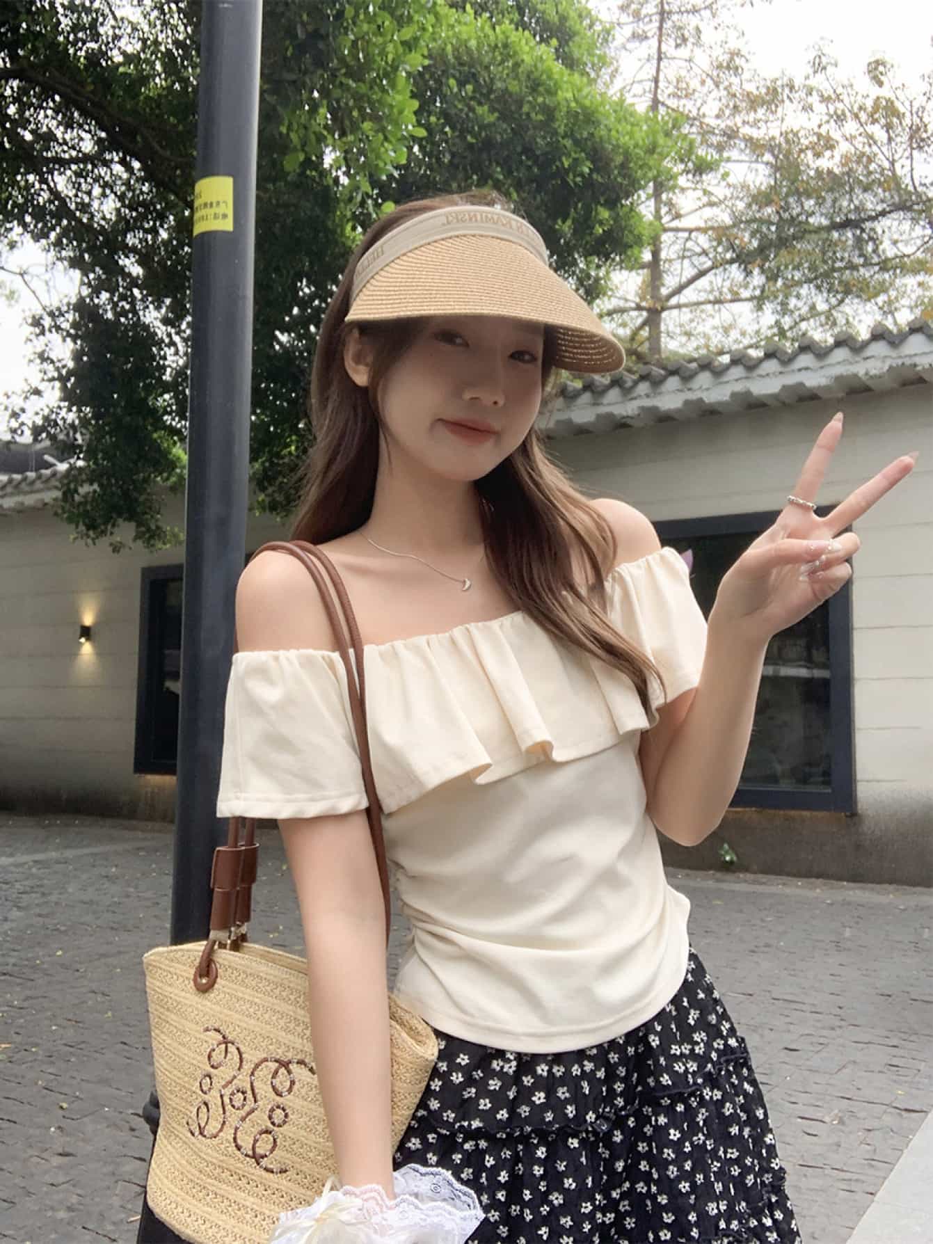 樂天商城 - 【鎖骨美人に魅せる】 オフショルダー トップス レディース フリル ブラウス 半袖 肩出し 肩見せ ギャザー シャーリング カットソー Tシャツ 二の腕カバー 体型カバー 着痩せ 細見え 華奢見え ストレッチ 伸縮性 大人可愛い きれいめ フェミニン 韓国ファッション 春