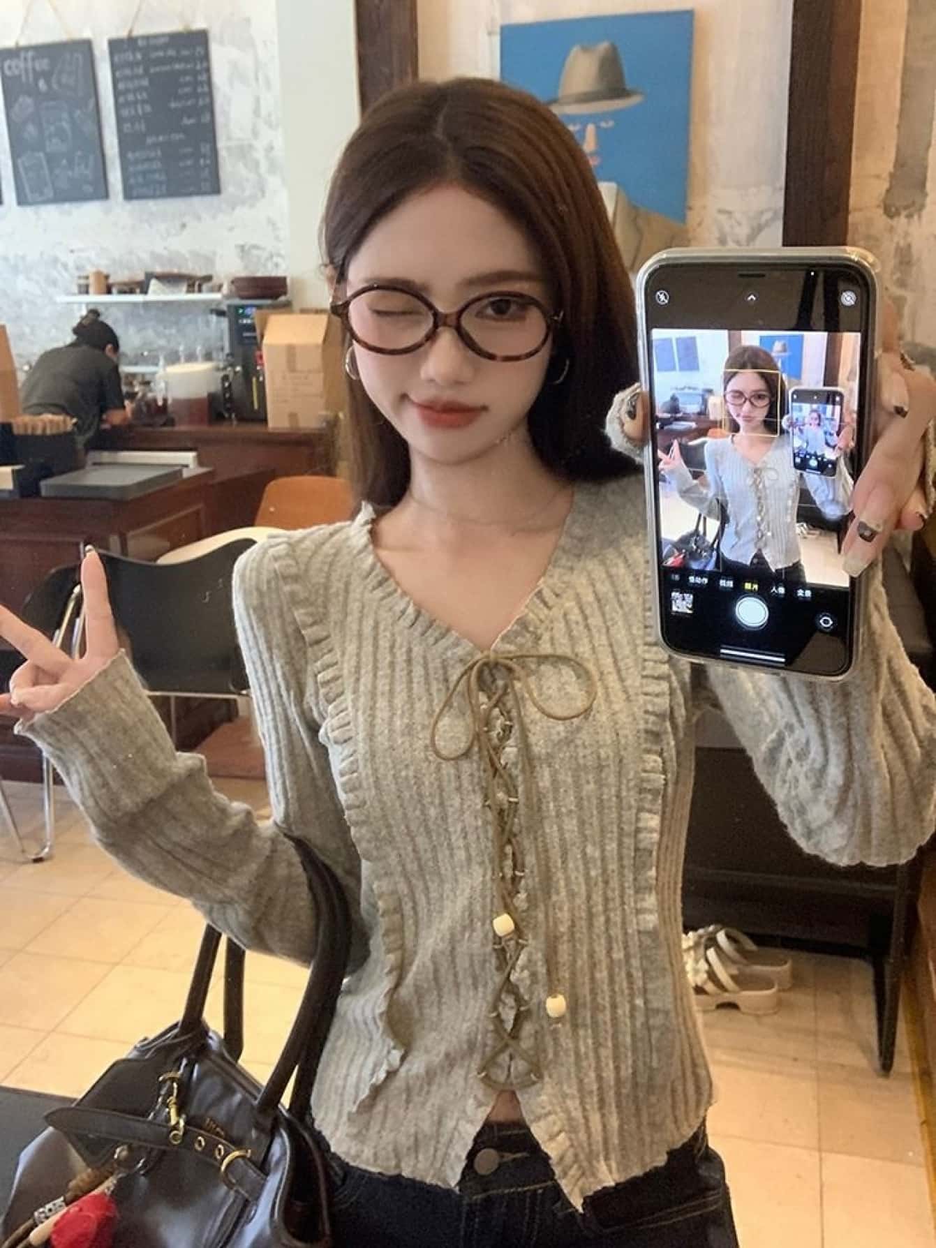 Rakuten - 【フロントレースアップ】リブニット トップス レディース 長袖 Vネック カットソー 編み上げ 韓国 ファッション Y2K ショート丈 へそ出し タイト スリム セクシー ギャル フリル メロウ 縦リブ 伸縮性 無地 シンプル 春 秋 冬 大人可愛い おしゃれ カジュアル 着痩せ