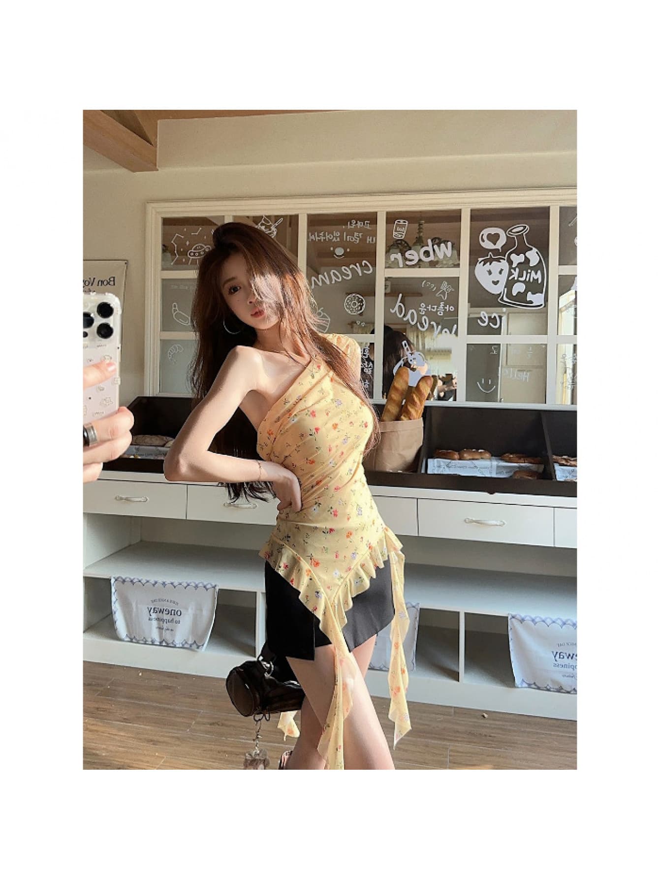 Rakuten - 【肩出し】ワンショルダー トップス レディース 小花柄 アシンメトリー フリル カットソー ノースリーブ Tシャツ チュニック 裾変形 総柄 花柄 涼しい 肩見せ セクシー 大人可愛い 韓国ファッション きれいめ 体型カバー 着痩せ 細見え 夏 甘辛 デート リゾート