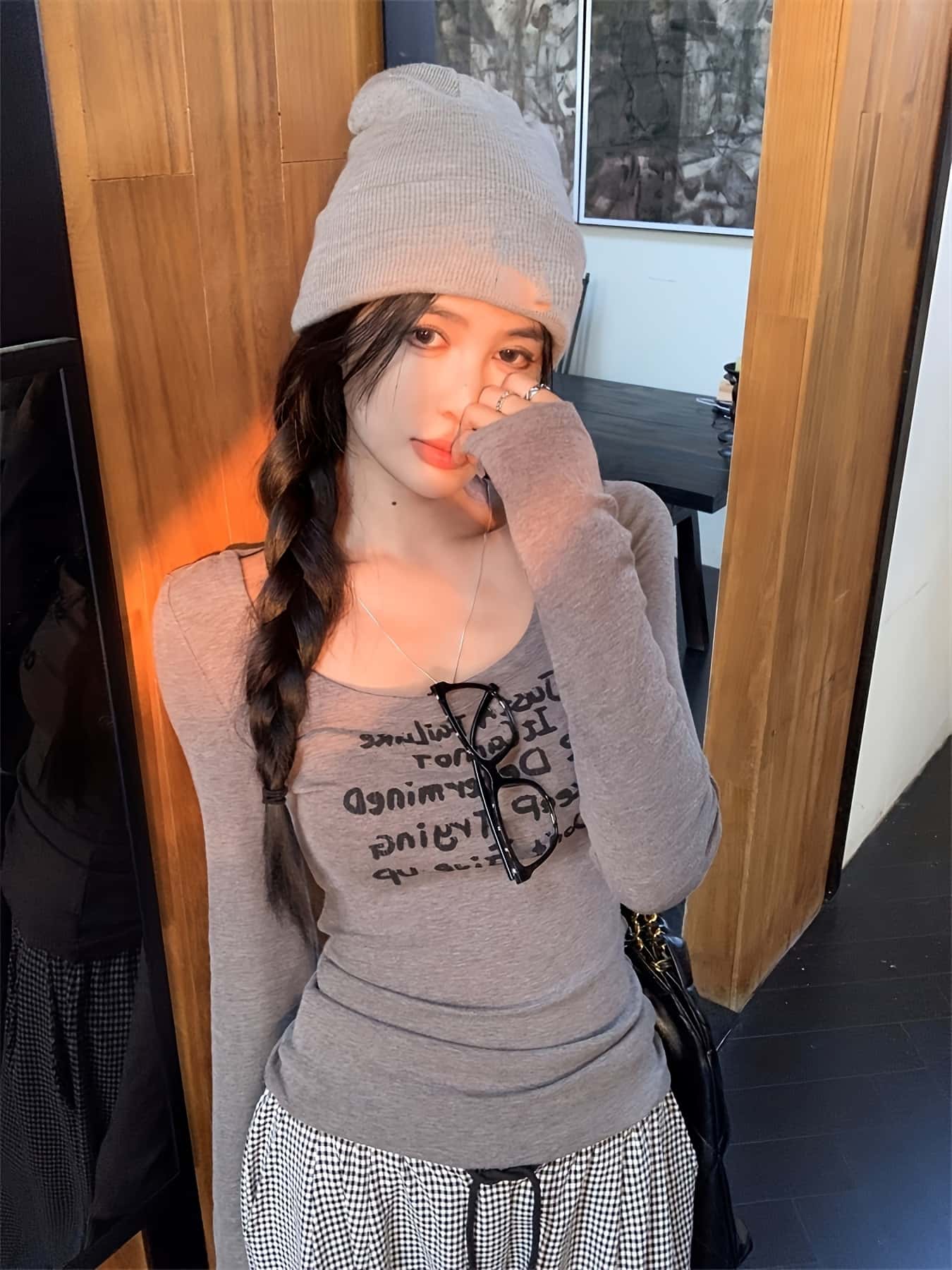 【英字ロゴ】ロンT レディース 長袖 Tシャツ カットソー トップス Uネック スクエアネック タイト スリム フィット 細見え 着痩せ ボディライン インナー ギャル 韓国 ファッション ストリート カジュアル プルオーバー 春 秋 冬 薄手 伸縮性 ストレッチ グレー