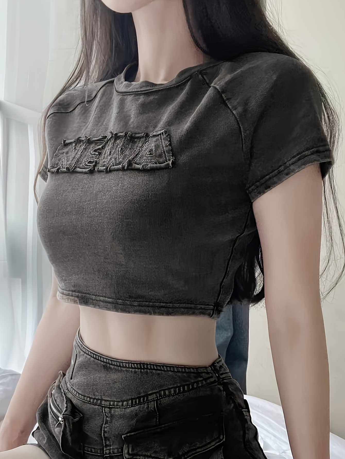Rakuten - 【ピグメント加工】Tシャツ レディース 半袖 ショート丈 クロップド丈 へそ出し ロゴ ワッペン プリント カットソー トップス 丸首 クルーネック タイト スリム ストレッチ 伸縮性 カジュアル ストリート Y2K 韓国風 ファッション ダンス 衣装 ジム おしゃれ