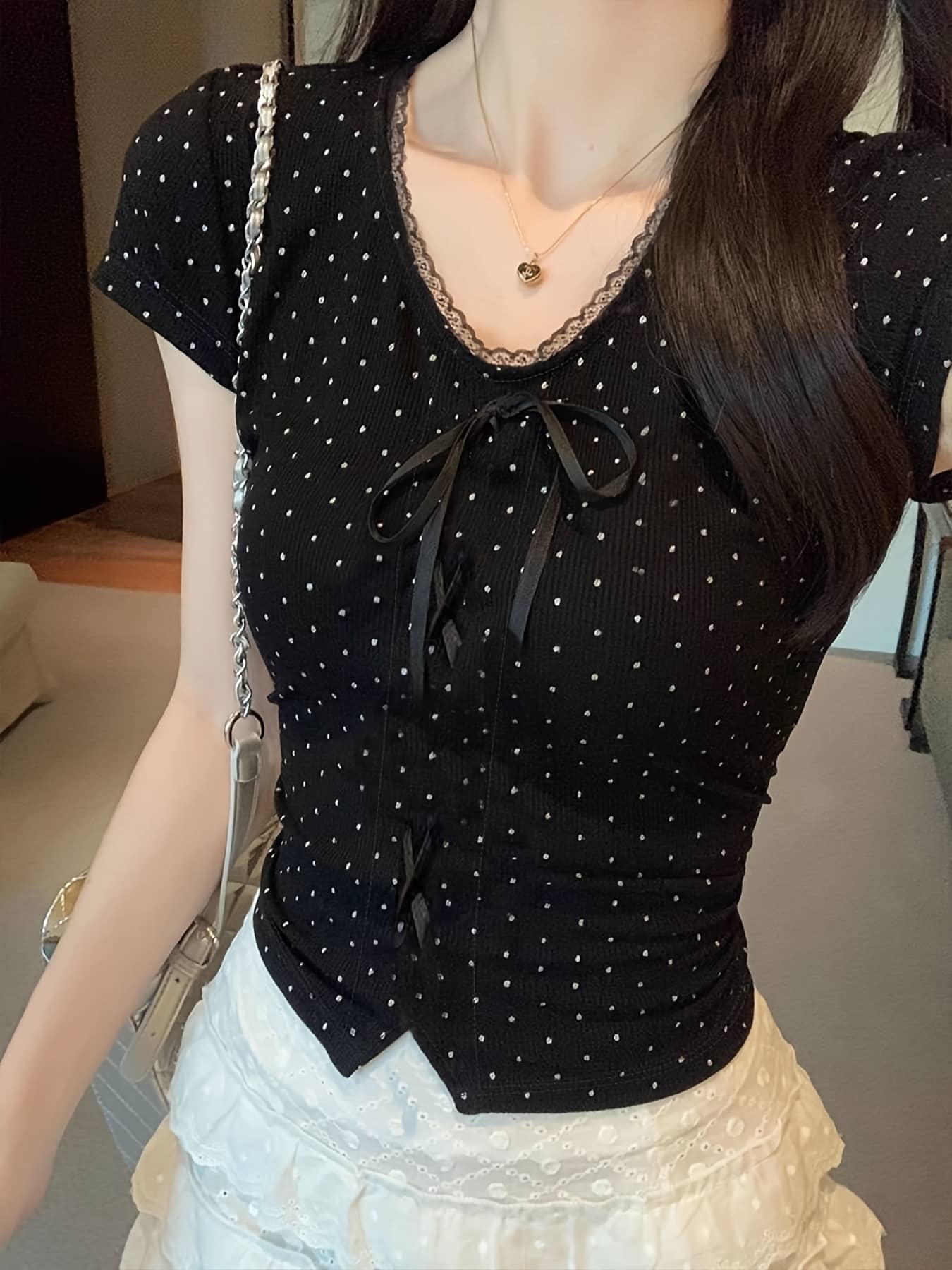 乐天商城 - 【ドット柄×レース】Tシャツ レディース 半袖 Vネック カットソー 水玉柄 リボン フロントリボン トップス タイト スリム コンパクト リブ ショート丈 着痩せ 細見え 華奢見え 伸縮性 大人可愛い フェミニン レトロ フレンチガーリー カジュアル きれいめ デート 春 夏
