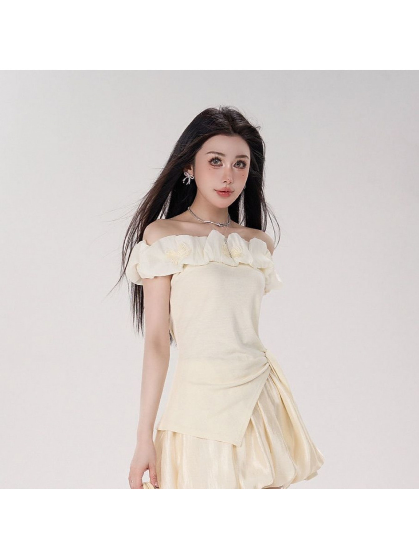 Three-Quarter - 【オフショル】トップス レディース オフショルダー フリル カットソー 半袖 Tシャツ 春 夏 シャーリング アシンメトリー 肩出し 肌見せ ギャザー 変形 韓国ファッション 大人可愛い フェミニン セクシー 着痩せ 細見え 体型カバー デート お出かけ 女子会 きれいめ 白