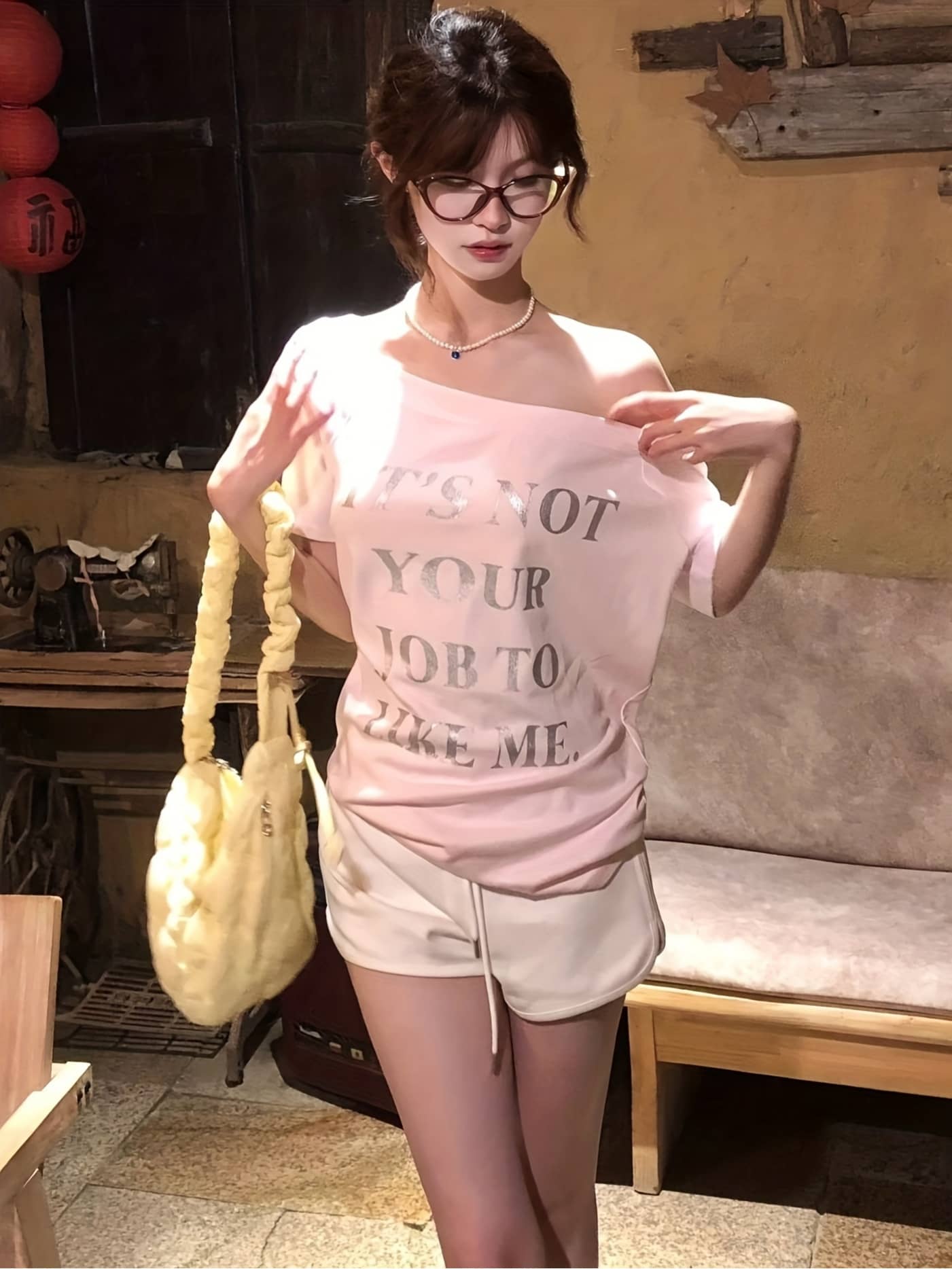 Rakuten - 【ワンショルダー】Tシャツ レディース ロゴT 英字プリント オフショルダー 肩出し カットソー トップス 半袖 春夏 韓国服 ストリート カジュアル ゆるT オーバーサイズ ビッグシルエット 体型カバー 着痩せ 細見え 華奢見え 二の腕カバー セクシー 肌見せ