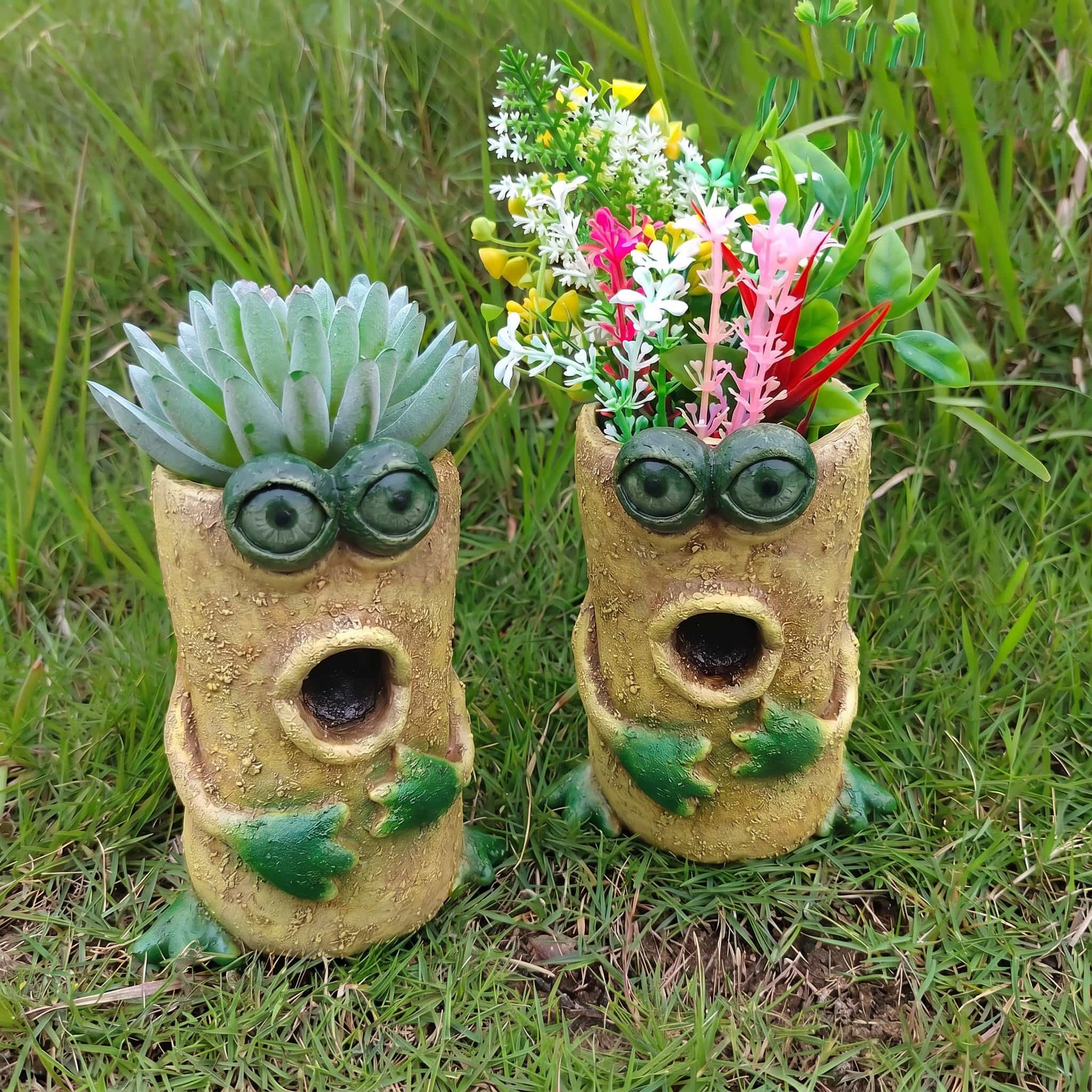 　　　 ◆◇◆売れている秘密◆◇◆ 【おもしろ植木鉢・ユニークなデザイン】思わず笑顔になる、表情豊かなモンスターのガーデンオブジェ。絵本から飛び出したようなコミカルな姿が、お庭やベランダに遊び心をプラスします。ざらっとしたリアルな質感で、個性的なグリーンライフを演出。他にはない独創的なフォルムが、見る人の心を和ませます。 【多肉植物プランター・水はけ良好】多肉植物やサボテン、季節の草花を植えるのにぴったりのサイズ感です。大きく開いたお口のデザインは、植物を植えるとモンスターが髪の毛を生やしているような愛らしい見た目に変身。お気に入りの一鉢を育てる楽しさがぐんと広がる、機能性と楽しさを兼ね備えたアイテムです。 【ガーデン装飾・おしゃれなインテリア雑貨】お庭の植込みの中はもちろん、玄関先やリビングの窓辺、ベランダの棚など、どんな場所にも自然と馴染みます。殺風景になりがちなコーナーも、このプランター一つでパッと明るい癒やしの空間に早変わり。お部屋のインテリアアクセントとして、置くだけで存在感を放ちます。 【耐久性のある樹脂製・高品質素材】高品質な樹脂（レジン）素材を採用しており、丈夫で扱いやすいのが特徴です。屋外の環境でも安心してお使いいただけるよう、細部まで丁寧に作り込まれた質感。汚れが目立ちにくいアンティーク風の仕上げで、長く愛用できる頼もしいガーデンパートナーとして活躍してくれます。 【プレゼントに最適・癒やしのギフト】植物好きの友人や、ユニークな雑貨を集めている方への贈り物としても大変喜ばれます。引越し祝いや誕生日プレゼントに、他にはない驚きと癒やしを贈りませんか？手元に届いた瞬間から愛着が湧くような可愛いデザインで、大切な方の日常に小さな幸せをお届けします。 　　　◆◇◆注意事項◆◇◆ご覧のモニターの環境、撮影環境により実物と色味が異なって見える場合がございます。湿った状態で他のものと擦り合わせると色が移る恐れがあります。濃色品の洗濯時は、白色、淡色と分けて洗ってください。説明