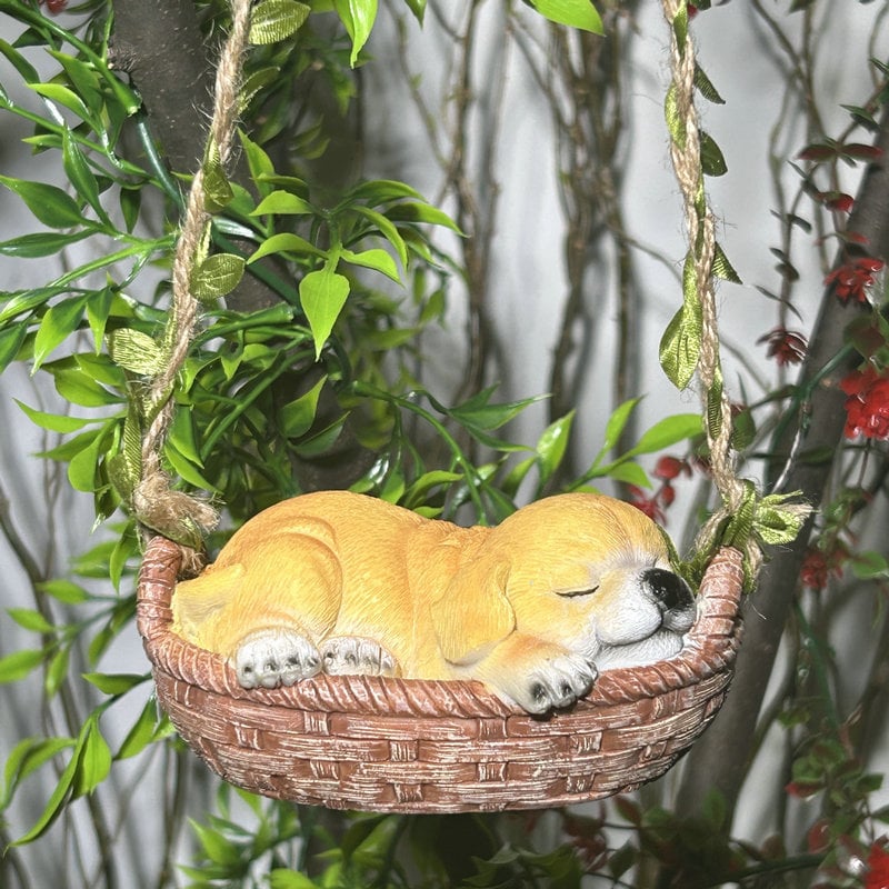 　　　 ◆◇◆売れている秘密◆◇◆ 【愛らしいデザイン・癒しの置物】眠っているゴールデンレトリバーの姿がとても愛らしく、見るだけで心が和むガーデンオーナメントです。バスケットに揺られる子犬の安らかな表情や、毛並みの質感まで細かく再現されており、お庭やベランダに温かみのある癒しの空間を演出します。 【吊り下げ式・空間を彩る装飾】丈夫なロープが付いた吊り下げタイプなので、庭の木々やフェンス、ベランダの軒下などに手軽に設置できます。平面の置物とは異なり、風に揺れる動きが空間に立体感を与え、お洒落で躍動感のあるエクステリアとしてガーデニングのアクセントに最適です。 【優れた耐久性・屋外対応素材】雨や日光に強い高品質な樹脂素材を採用しており、屋外でも色あせにくく長くご愛用いただけます。本物のバスケットのような編み込みの質感と、リアルな造形美を両立。庭園やテラス、バルコニーなど、場所を選ばず季節を問わずに飾ることが可能です。 【お手入れ簡単・細部へのこだわり】汚れが気になった際は、柔らかい布で軽く拭き取るだけで清潔な状態を保てます。複雑な組み立ては一切不要で、届いたその日からすぐに飾れるのも嬉しいポイント。人工観葉植物のアクセントや、室内インテリアとしても違和感なく馴染む高品質な仕上がりです。 【プレゼントに最適・多用途な用途】犬好きな方への誕生日プレゼントや、新築祝い、開店祝いのギフトとしても大変喜ばれます。ご自宅の庭だけでなく、玄関先やリビング、店舗のディスプレイ用など、様々なシーンで癒しのインテリアとして活躍する、汎用性の高いデコレーションアイテムです。 　　　◆◇◆注意事項◆◇◆ご覧のモニターの環境、撮影環境により実物と色味が異なって見える場合がございます。湿った状態で他のものと擦り合わせると色が移る恐れがあります。濃色品の洗濯時は、白色、淡色と分けて洗ってください。説明