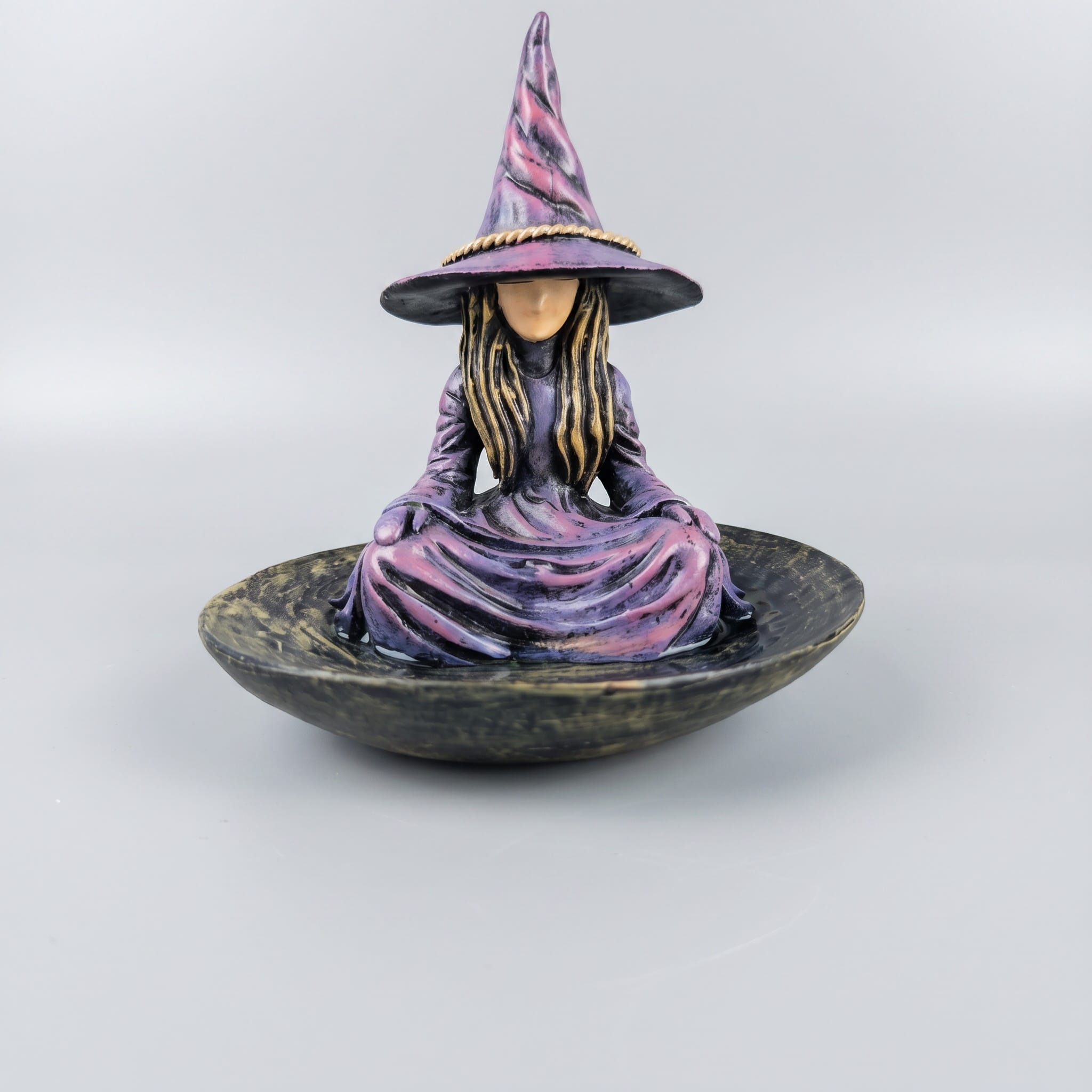 　　　 ◆◇◆売れている秘密◆◇◆ 【幻想的な魔女のオブジェ】おとぎ話の世界から飛び出してきたような、ミステリアスな魔女のデザインが魅力のガーデンオーナメントです。細部まで丁寧に作り込まれた表情や衣装が、お庭やベランダに独特な世界観を演出します。日々の喧騒を忘れさせてくれるような、癒やしの空間づくりにぴったりのアイテムです。 【便利な野鳥の餌台】魔女が抱えるトレイに鳥の餌を置くことで、可愛い野鳥たちが集まるバードフィーダーとして活躍します。自然の中で鳥たちが羽を休める姿を間近で観察でき、ガーデニングの楽しみがさらに広がります。お庭に生命感を吹き込み、四季折々の野鳥との触れ合いを心ゆくまでお楽しみいただけます。 【屋外でも安心の高耐久素材】雨や日光に強い高品質な合成樹脂を採用しており、長期間屋外に設置しても色あせにくく、丈夫で長持ちします。細かな質感を再現しながらも、しっかりとした耐久性があり、風雨にさらされる場所でも安心です。季節を問わず、一年中お庭を彩る装飾品として長くご愛用いただける品質です。 【手軽な吊り下げ式】丈夫なロープが付属しており、庭の木々や軒下、ベランダの手すりなどに吊り下げるだけで簡単に設置が可能です。特別な工具は一切不要で、届いたその日からすぐにお使いいただけます。場所を選ばず、お好みの高さに調整して設置できるため、限られたスペースでも自分だけの秘密の花園を演出できます。 【贈り物にも最適なガーデン雑貨】独創的で可愛らしいデザインは、ガーデニング好きな方へのプレゼントや、新築祝い、お誕生日、ハロウィンの装飾としても大変喜ばれます。ただの置物ではなく、実用的な餌台としての機能も兼ね備えているため、鳥好きの方や自然を愛する方への特別なギフトとして最適な一品です。 　　　◆◇◆注意事項◆◇◆ご覧のモニターの環境、撮影環境により実物と色味が異なって見える場合がございます。湿った状態で他のものと擦り合わせると色が移る恐れがあります。濃色品の洗濯時は、白色、淡色と分けて洗ってください。説明