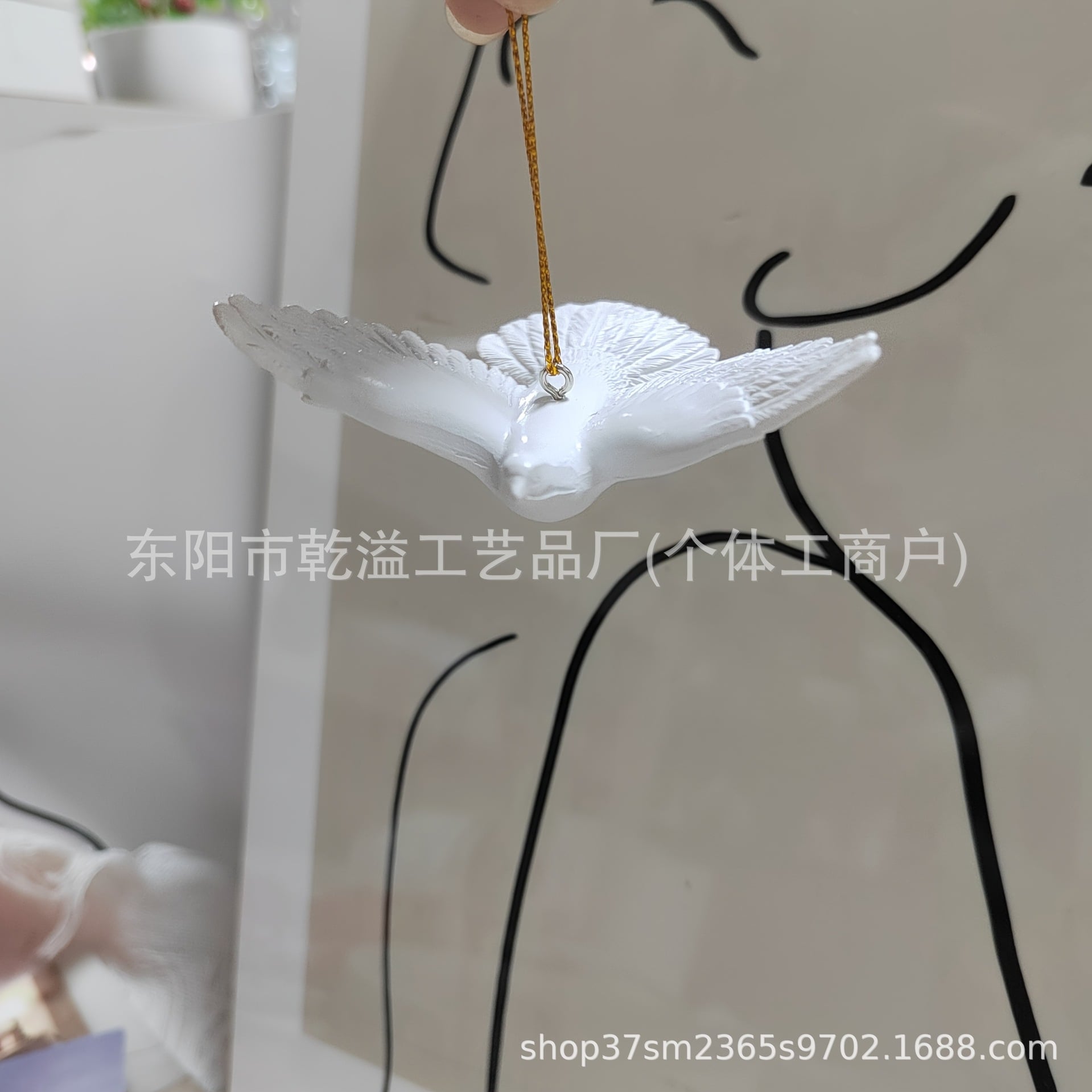 　　　 ◆◇◆売れている秘密◆◇◆ 【リアルな小鳥オブジェ｜上品な白鳩】細部まで丁寧に作り込まれた羽の質感が魅力の、存在感あるリアルな小鳥オブジェです。清潔感あふれるホワイトカラーが、お部屋や庭園をパッと明るく彩ります。今にも大空へ飛び立ちそうな躍動的なフォルムは、洗練された空間作りをサポートします。 【癒しのインテリア｜平和の象徴】平和と幸せを象徴する鳩をモチーフにした、心和む癒しのインテリアアイテムです。大きく翼を広げた立体的なデザインは、空間に奥行きと開放感をもたらします。リビングや玄関に飾るだけで、日常に安らぎとナチュラルなエッセンスをプラスしてくれます。 【多用途な吊り下げ式｜軽量設計】取り付けが簡単でアレンジ自在な多用途な吊り下げ式を採用しています。飾る場所を選ばない軽量設計のため、天井からの吊り下げや壁掛け、ガーデンツリーへの装飾など幅広く対応。持ち運びも容易で、展示会やイベント会場の設営もスムーズに行えます。 【高品質な質感｜耐久性のある仕上げ】厳選された素材を使用し、高い耐久性と繊細な美しさを両立させた高品質な質感です。屋内のディスプレイはもちろん、風合いを損なわない丁寧な仕上げにより、フォトスタジオの備品や店舗装飾としても長く愛用可能。細かなディテールがを演出します。 【撮影用小道具｜ギフト向け装飾】ウェディングシーンや店舗のウィンドウディスプレイを華やかに彩る撮影用小道具として最適です。自然を感じさせるデザインは、引っ越し祝いや新築祝いなどのギフト向け装飾品としても大変喜ばれます。空間をワンランク上の雰囲気に変える特別なオーナメントです。 　　　◆◇◆注意事項◆◇◆ご覧のモニターの環境、撮影環境により実物と色味が異なって見える場合がございます。湿った状態で他のものと擦り合わせると色が移る恐れがあります。濃色品の洗濯時は、白色、淡色と分けて洗ってください。説明