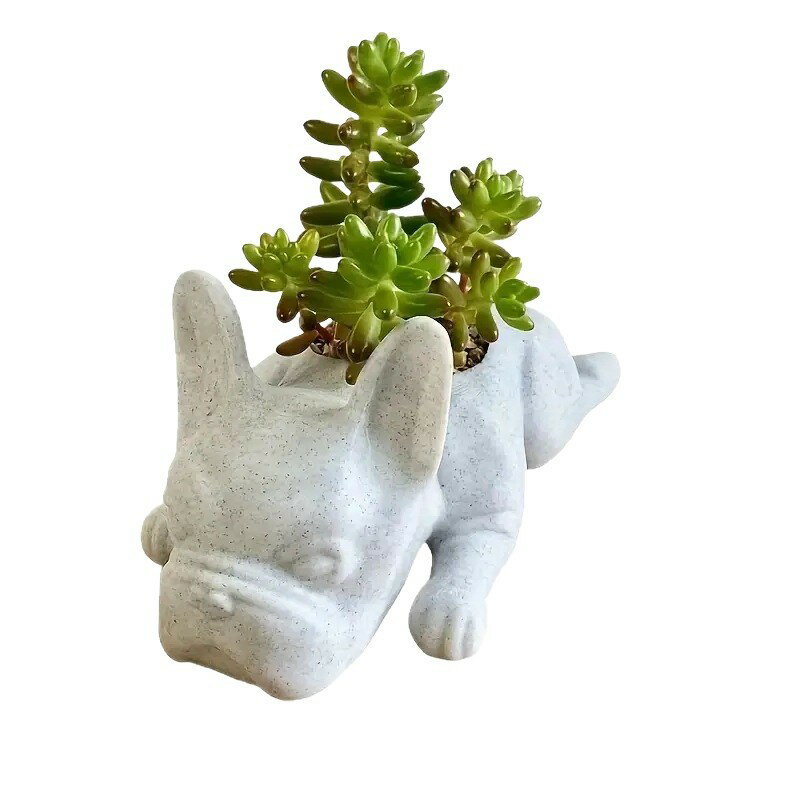 　　　 ◆◇◆売れている秘密◆◇◆ 【癒やしのフレンチブルドッグ・多肉植物鉢】愛嬌たっぷりのフレンチブルドッグが寝そべる姿を再現した、大人可愛い多肉植物用プランターです。本物の石のようなマットな質感と、細部までこだわったリアルな造形が特徴。お気に入りの植物を植えるだけで、お部屋やベランダがパッと明るくなり、見るたびに心が和むような癒やしの空間を演出します。 【高品質レジン製・優れた耐久性】軽量で丈夫な高品質樹脂（レジン）素材を採用しており、陶器のように割れにくく扱いやすいのが魅力です。雨風にさらされる屋外の庭園や玄関先でも安心してお使いいただける耐候性を備えています。ガーデニング初心者の方でも手軽に扱えるため、インドア・アウトドア問わず長く愛用いただける一品です。 【コンパクト設計・多用途インテリア】デスク周りや窓際、キッチンカウンターなど、限られたスペースにもスッキリ収まる絶妙なサイズ感に仕上げました。サボテンなどの観葉植物はもちろん、印鑑入れやペン立てなどの小物入れとしても活用可能。置くだけでお洒落な雰囲気が漂い、日常の風景にさりげない遊び心と個性をプラスしてくれます。 【精巧な造形美・アンティーク風仕上げ】ワンちゃんの愛くるしい表情や体のシワ、躍動感のあるフォルムまで、職人のこだわりが詰まった精巧なデザインです。表面には落ち着いた斑点模様を施し、アンティーク風の趣を表現しました。安っぽさを感じさせないのある仕上がりは、北欧風やモダンなど、どんなインテリアにも自然に馴染みます。 【犬好きへのプレゼント・景観装飾】犬を愛する方やガーデニングが趣味の方へのギフト、新築祝い、開店祝いなどの贈り物としても最適です。庭園の景観づくりとしてはもちろん、カフェやショップのディスプレイとしても抜群の存在感を発揮します。大切な方へのサプライズや、自分へのご褒美としても自信を持っておすすめできるインテリア雑貨です。 　　　◆◇◆注意事項◆◇◆ご覧のモニターの環境、撮影環境により実物と色味が異なって見える場合がございます。湿った状態で他のものと擦り合わせると色が移る恐れがあります。濃色品の洗濯時は、白色、淡色と分けて洗ってください。説明