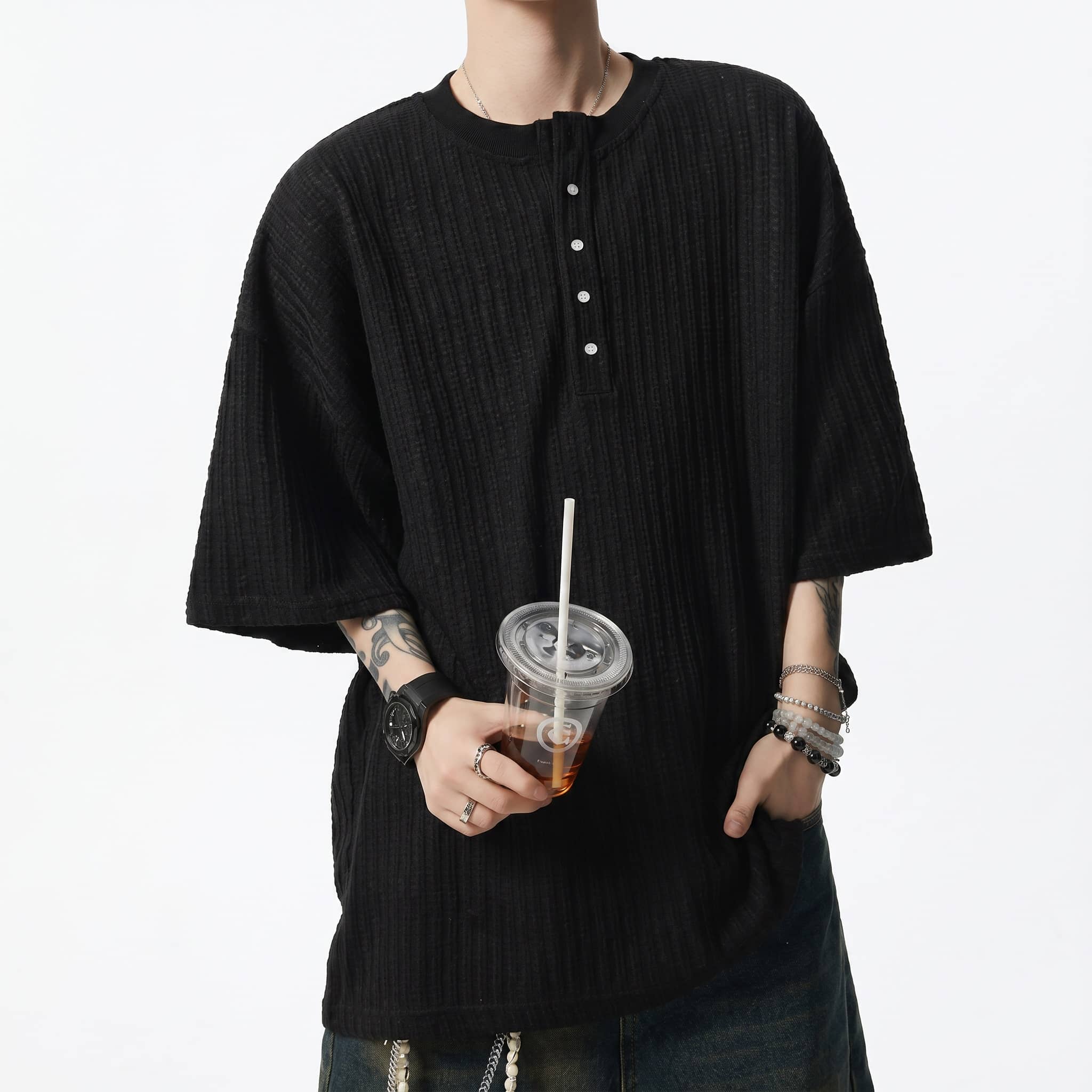 　　　 ◆◇◆売れている秘密◆◇◆ 【ヘンリーネック Tシャツ 抜け感デザイン】首元に絶妙なアクセントを添えるヘンリーネックを採用し、シンプルながらも個性が光る一着に仕上げました。ボタンの開閉によって表情を変えられるため、カジュアルから少し大人っぽいクリーンなスタイルまで幅広く対応可能。こなれた抜け感を演出し、一枚でコーディネートの主役になります。 【立体リブ素材 上品な質感】表面に独特の凹凸があるストライプ状のリブ生地を使用しており、視覚的な立体感とを楽しめます。無地のカットソーにありがちな「シンプルすぎて物足りない」悩みを解消。肌に触れる面積が少ないため、通気性にも優れており、春夏の汗ばむ季節でもベタつきにくく爽やかな状態を保ちます。 【ゆったりシルエット 快適な着心地】トレンドのドロップショルダーを取り入れたビッグシルエット設計で、体型をカバーしつつリラックスした雰囲気を醸し出します。程よく厚みのある生地は、柔らかく伸縮性にも富んでいるため、動きを妨げずストレスフリー。デイリーユースはもちろん、アクティブな外出シーンにも最適です。 【高耐久 縫製 型崩れ防止】襟元や細部の縫製まで丁寧に仕上げており、繰り返しの洗濯でも型崩れしにくい丈夫な作りが魅力です。吸水速乾性に配慮された素材感で、洗濯後も乾きやすく、シワになりにくいのが嬉しいポイント。アイロンがけの手間を軽減できるため、忙しい毎日でも手軽にヘビーローテーションしていただけます。 【万能コーデ 着回し自由自在】デニム、チノパン、ハーフパンツなど、あらゆるボトムスと相性が良く、合わせるアイテムを選ばない万能なトップスです。男女問わず着用できるユニセックスなデザインで、カップルでのリンクコーデにもおすすめ。自分用としてはもちろん、誕生日や記念日などの大切な方へのプレゼントとしても喜ばれます。 　　　◆◇◆注意事項◆◇◆ご覧のモニターの環境、撮影環境により実物と色味が異なって見える場合がございます。湿った状態で他のものと擦り合わせると色が移る恐れがあります。濃色品の洗濯時は、白色、淡色と分けて洗ってください。説明 【ヘンリーネック Tシャツ・洗練された縦リブデザイン】表面感のあるリブ編み素材を採用し、シンプルながらも漂うヘンリーネックTシャツに仕上げました。首元のボタンがアクセントとなり、一枚で着用してもラフになりすぎず、大人らしい品格を演出。清潔感のあるホワイトカラーで、カジュアルな日常着に都会的なニュアンスを加えます。 【ゆったり 半袖・ストレスフリーなドロップショルダー】トレンドのビッグシルエットを取り入れ、リラックス感のある着心地と体型カバーを両立しました。肩のラインを落としたドロップショルダー設計により、動きやすさと今どきなこなれ感を両立。窮屈さを感じさせない絶妙なゆとりが風を通し、暑い夏場でもさらりと快適に着用いただけます。 【ワッフル調 トップス・肌離れの良さと立体的な質感】立体的な生地構造により、肌との接触面積を抑えることでベタつきを軽減。通気性に優れた素材感は、湿度の高い季節でも快適な着心地を持続させます。柔らかくも程よい厚みがあるため、インナーが透けにくく、デイリーユースからアクティブなシーンまで幅広くカバーするな仕上がりです。 【ベーシック インナー・幅広いスタイルに合う万能性】無駄を省いたミニマルなデザインは、デニム、チノパン、ハーフパンツなど、あらゆるボトムスと相性抜群です。春夏のメインアイテムとしてはもちろん、シャツやジャケットのインナーとしても優秀で、ロングシーズン活躍します。しっかりとした縫製で耐久性も備え、型崩れしにくいのも嬉しいポイントです。 【カジュアルウエア・日常着やギフトにも最適な一枚】ファッションを選ばないオーソドックスなスタイルは、幅広い年代の方に愛用いただけます。自分用にはもちろん、大切な方へのプレゼントとしても喜ばれる、実用的かつおしゃれな一着です。シンプルなコーディネートでも素材の質感で差がつく、クローゼットに欠かせないマストバイアイテムです。