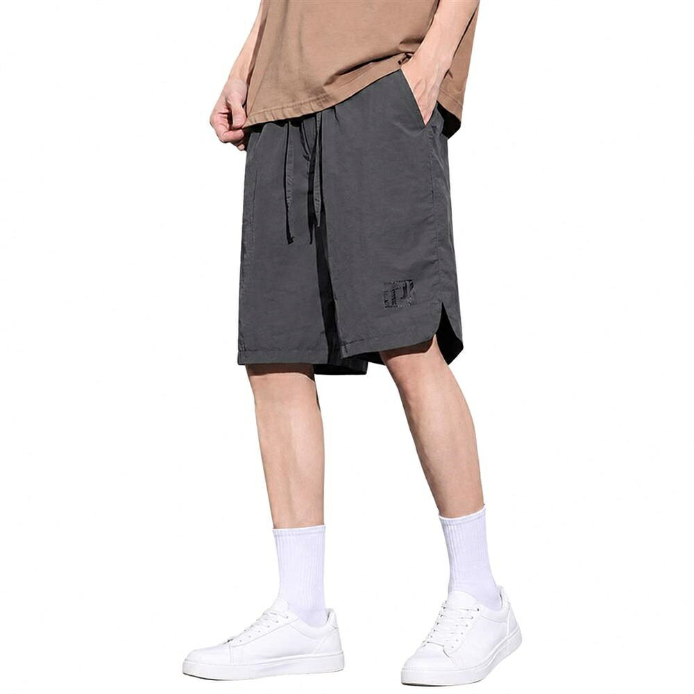 　　　 ◆◇◆売れている秘密◆◇◆ 【アイスシルク素材のメンズ ショートパンツ】夏の暑い日差しも涼やかに過ごせる、滑らかな肌触りのメンズ ショートパンツが登場しました。軽量かつ通気性に優れた特殊なアイスシルク素材を採用し、履いた瞬間にひんやりとした清涼感を実感いただけます。スタイリッシュな五分丈シルエットは、脚のラインを綺麗に見せつつ、都会的で洗練された大人の夏コーデを簡単に叶えてくれます。 【吸汗速乾 メンズハーフパンツ】汗を素早く吸収・拡散させる高機能な吸汗速乾 メンズハーフパンツは、気温の高い季節のアクティブなシーンに最適です。ベタつきにくく、常にサラッとした快適な着心地をキープできるため、長時間の外出やレジャーでも蒸れを感じさせません。運動中はもちろん、日常のあらゆる場面で清潔感を保ち、アクティブに動きたい男性を強力にサポートします。 【履き心地抜群のカジュアル カーゴショートパンツ】動きやすさを追求したカジュアル カーゴショートパンツは、締め付け感のないウエスト仕様でリラックスした着用感を実現しました。街歩きやちょっとしたお買い物はもちろん、部屋着としても重宝する万能な一着です。機能的なデザインながらも洗練された雰囲気があり、Tシャツやサンダルと合わせるだけで、こなれ感のある夏のリラックススタイルが完成します。 【耐久性重視の運動短パン】毎日気兼ねなく着用できるよう、耐久性 運動短パンとして細部まで丁寧に縫製されています。シワになりにくく、繰り返し洗濯をしても型崩れや毛玉が発生しにくいため、お手入れが非常に簡単です。アクティブな動きを妨げない丈夫な素材を使用しており、タフに使える夏のデイリーウェアとして、長くご愛用いただける品質を追求しました。 【どんなコーデにも合う薄手 涼しい夏用パンツ】シンプルで使い勝手の良い薄手 涼しい夏用パンツは、幅広い年齢層の方におすすめできるアイテムです。無駄な装飾を省いたデザインは、どんなトップスとも相性が良く、毎朝のコーディネート選びをスムーズにします。ご自身用はもちろん、夏のファッションを楽しむご家族や友人へのプレゼントとしても喜ばれる、実用性とファッション性を兼ね備えた一着です。 　　　◆◇◆注意事項◆◇◆ご覧のモニターの環境、撮影環境により実物と色味が異なって見える場合がございます。湿った状態で他のものと擦り合わせると色が移る恐れがあります。濃色品の洗濯時は、白色、淡色と分けて洗ってください。説明 【洗練されたミリタリーデザイン】トレンドのワークスタイルを取り入れたショートパンツ メンズは、シンプルながらも存在感のあるハーフパンツです。落ち着いたカラーバリエーションで、どんなトップスとも相性抜群。夏のコーディネートにこなれ感をプラスし、日常のカジュアルスタイルを格上げしてくれる一着です。 【驚きの通気性と接触冷感】蒸し暑い季節でも快適に過ごせるよう、優れた通気性を備えた速乾 パンツを採用しました。肌に触れた瞬間にひんやりと感じる冷感機能により、汗をかいてもベタつかず、さらりとした質感を持続。速乾性に優れているため、洗濯後の乾きが早く、毎日でも着用したくなる夏用 ズボンです。 【自由な動きをサポート】軽量で動きやすいスポーツ 短パンは、アクティブなシーンでもストレスフリーな履き心地を実現。ウエスト部分はゴムと調整紐によるイージーパンツ仕様のため、体型を選ばずジャストフィットします。レジャーやキャンプ、ジムでの運動など、幅広いシーンで活躍する万能なワークパンツです。 【型崩れしにくい素材】シワになりにくく、毛玉ができにくい加工を施した5分丈 パンツです。長時間座っていても折り目がつきにくく、常に清潔感のあるスマートな見た目をキープします。耐久性に優れた素材のため、繰り返しの洗濯にも強く、お気に入りのカジュアル 短パンを長く愛用いただけるよう丁寧に仕上げました。 【夏のギフトや自分へのご褒美に】日常使いから本格的なアウトドアまで対応できるメンズ ボトムスは、大切な方へのプレゼントとしても喜ばれます。シンプルで飽きのこないデザインの短パン メンズは、幅広い年齢層の方にフィット。機能性とファッション性を兼ね備えた、今シーズンのマストアイテムとして重宝します。