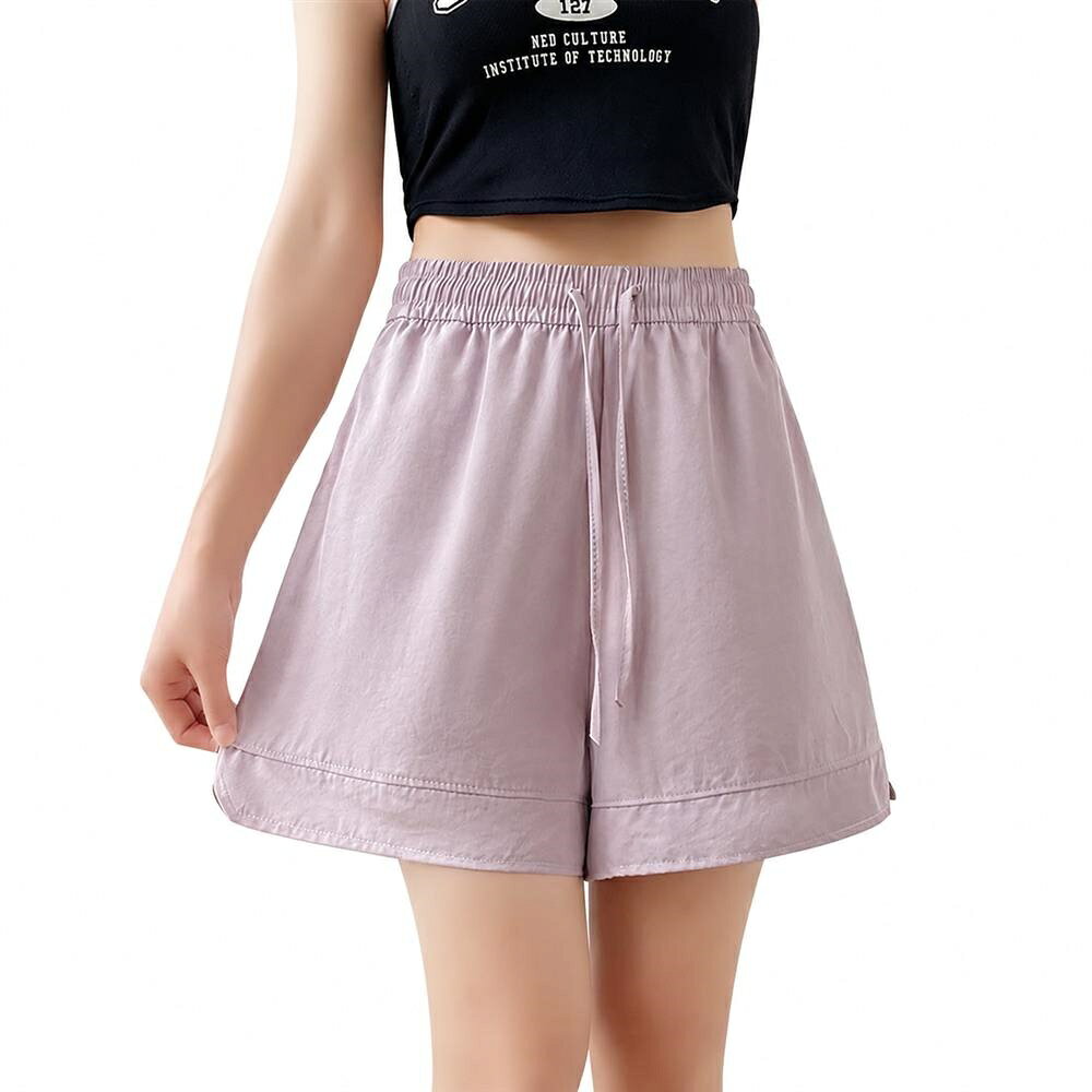 　　　 ◆◇◆売れている秘密◆◇◆ 【洗練されたAラインシルエット】このハーフパンツ レディースは、広がりすぎない絶妙なAライン ショートパンツデザインで、脚長効果と細見えを叶えます。接触冷感 パンツ素材を採用しており、肌に触れた瞬間にひんやりとした心地よさを提供。夏場の暑い日でも、涼しくスタイリッシュに着こなせるショートパンツです。 【抜群の通気性と速乾性】速乾 パンツ レディースとしての機能に優れ、汗をかいてもベタつかず、さらりとした状態をキープします。通気性の良い五分丈 パンツなので、蒸れにくく快適な着心地が続きます。洗濯後も乾きやすく、毎日の洗い替えにも便利なスポーツウェア ショートとしても活躍する万能な薄手パンツです。 【ストレスフリーな着心地】ウエストゴム ハーフパンツ仕様で、締め付け感のないリラックスした着用感を実現したワイドパンツ ショートです。調節紐付きでご自身の体型に合わせてフィット感を調整可能。部屋着 短パンとしてはもちろん、ちょっとした外出やワンマイルウェアとしても重宝する、動きやすさ抜群の一着です。 【細部までこだわったデザイン】裾の両サイドに施されたサイドスリットがアクセントになり、足さばきの良さとトレンド感を両立させたショートパンツ 膝丈です。ゆったり ショートパンツのシルエットが体のラインを拾わず、体型カバーにも最適。丈夫でシワになりにくい運動用 パンツは、日常のメンテナンスも簡単です。 【幅広いシーンで大活躍】ルームパンツ レディースとしてのリラックスタイムから、ヨガや散歩などのアクティブなシーンまで幅広く使えるカジュアル 短パンです。シンプルなデザインで、どんなトップスとも相性抜群。夏用 ハーフパンツとして、自分へのご褒美はもちろん、母の日や友人への実用的なプレゼントにも最適です。 　　　◆◇◆注意事項◆◇◆ご覧のモニターの環境、撮影環境により実物と色味が異なって見える場合がございます。湿った状態で他のものと擦り合わせると色が移る恐れがあります。濃色品の洗濯時は、白色、淡色と分けて洗ってください。説明 【美脚を叶えるAライン設計】裾に向かって緩やかに広がるハーフパンツは、脚のラインを細く見せるAラインシルエットが特徴です。接触冷感素材のレディースハーフパンツなので、暑い夏でもショートパンツのひんやりとした肌触りが持続し、体型カバーをしながら一日中スタイリッシュで快適なスタイルをキープできます。 【抜群の通気性と速乾機能】優れた速乾性を備えた冷感パンツは、汗をかいてもベタつきにくく、常にサラサラとした涼しい着心地を維持します。通気性が極めて高いショートパンツレディース夏用として、スポーツウェアや屋外での活動に最適です。洗濯後の乾きも非常に早く、忙しい毎日の着回しに欠かせないボトムスです。 【ストレスフリーな履き心地】ウエストゴムと調整紐を採用したショートパンツは、体型を選ばずリラックスして着用いただけます。動きやすさを重視したワイドパンツのデザインなので、ランニングやヨガ、ジムなどのスポーツシーンはもちろん、おうち時間をゆったり過ごしたい時の部屋着としても非常に重宝する一着です。 【洗練されたサイドスリット】細部のディティールにこだわったサイドスリット入りの5分丈パンツは、足さばきを軽やかにし、程よい抜け感を演出します。丁寧な縫製で仕上げたショートパンツなので、型崩れしにくく耐久性も抜群です。シンプルながらも光沢感のある上品な質感が、大人のカジュアルファッションを格上げします。 【多用途に活躍する万能アイテム】シンプルなTシャツやブラウスとも相性抜群なハーフパンツレディースは、通勤や通学、海や旅行など様々なシーンで大活躍します。豊富なカラー展開のワイドショートパンツは、ご自身用はもちろん、大切な方へのプレゼントとしても喜ばれます。トレンドのゆったりシルエットをお楽しみください。