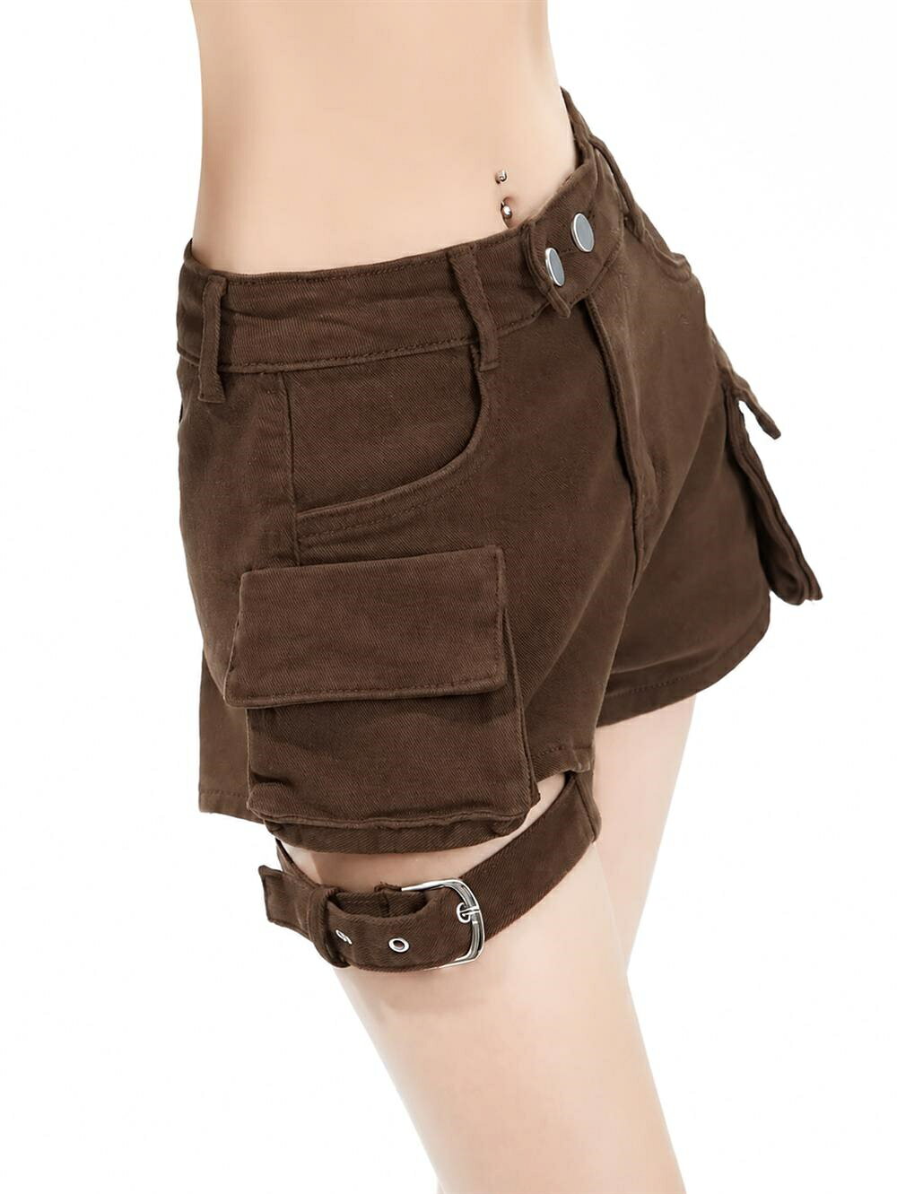 　　　 ◆◇◆売れている秘密◆◇◆ 【洗練されたトレンドデザイン】のレディースショートパンツは、サイドのカーゴポケットとベルト使いが目を惹くアクセント。ハイウエストデニムのシルエットが腰回りをスッキリと見せ、都会的なカジュアルスタイルを格上げします。デニムパンツでありながら、個性的なディテールで周りと差がつく一着です。 【驚きの着痩せ＆脚長効果】ストレッチショートパンツならではの優れた伸縮性で、ボディラインに優しくフィットします。ハイウエストホットパンツがウエスト位置を高く見せ、すらりとした美脚ラインを強調。デニムホットパンツの絶妙な丈感が足を細く長く演出するため、スタイルアップを叶えたい女性に最適なボトムスです。 【一日中快適な履き心地】通気性に配慮したデニムショートパンツは、暑い夏でも蒸れにくく快適な肌触りをキープします。ストレッチデニム素材を使用しているため、アクティブな動きにも柔軟に対応。デイリーユースから旅行、フェスまで、この夏用ボトムスがあればどんなシーンでもストレスフリーに過ごせます。 【丁寧な仕立てと高い耐久性】細部までこだわった本格的な縫製により、型崩れしにくいレディースデニムに仕上げました。丈夫で質感の良い素材を採用したショートデニムは、繰り返しの着用や洗濯でも美しさを保ちます。細かなパーツにもがあり、長く愛用いただけるクオリティを追求した大人のためのデニムズボンです。 【幅広いコーデに映える万能アイテム】シンプルなTシャツから甘めのブラウスまで、どんなトップスとも相性抜群なデニム短パンです。カジュアルな街着としてはもちろん、ビーチやリゾートにも最適なサマーパンツ。自分へのご褒美や、おしゃれな友人へのプレゼントとしても喜ばれる、今シーズンのマストバイな短パンです。 　　　◆◇◆注意事項◆◇◆ご覧のモニターの環境、撮影環境により実物と色味が異なって見える場合がございます。湿った状態で他のものと擦り合わせると色が移る恐れがあります。濃色品の洗濯時は、白色、淡色と分けて洗ってください。説明 【トレンドのカーゴデザイン】深みのあるブラウンカラーが目を引くデニム ショートパンツは、大きなサイドポケットがアクセント。個性を引き立てる左足のバックルベルトが、いつものショートパンツ レディース スタイルにエッジを効かせ、周りと差がつくワンランク上のおしゃれを、この夏服で存分に楽しめます。 【ハイウエストで美脚見え】お腹周りをすっきりと包み込むハイウエスト パンツ仕様で、スタイルアップ効果が抜群です。このホットパンツは視覚的に脚を長く見せ、ヒップラインも美しく整えてくれます。女性らしいシルエットを強調する美脚パンツとして、夏のコーディネートの主役になること間違いなしです。 【抜群の履き心地と伸縮性】伸縮性に優れたストレッチ ショートパンツ素材を採用しており、アクティブな動きにもしっかりと対応します。長時間着用しても窮屈さを感じにくいため、旅行やアウトドア、日常のお出かけなど、様々なシーンでこのデニム ショートパンツを活用して、ストレスフリーな一日を過ごせます。 【こだわり抜いたディティール】細部まで丁寧に仕上げられたこのデニム ショートパンツは、丈夫な生地感で長く愛用いただけます。ダブルボタンのウエストデザインが、シンプルなトップスと合わせるだけでもこなれ感を演出。カジュアルなTシャツから甘めのブラウスまで、幅広いトップスに馴染む万能な夏服です。 【幅広いシーンで大活躍】最新トレンドを取り入れたショートパンツ レディースは、流行に敏感な女性へのプレゼントにも最適です。自分へのご褒美としてはもちろん、大切な方への贈り物としても喜ばれる、デザイン性と機能性を兼ね備えたホットパンツ。この一着で夏のファッションをより一層楽しみましょう。