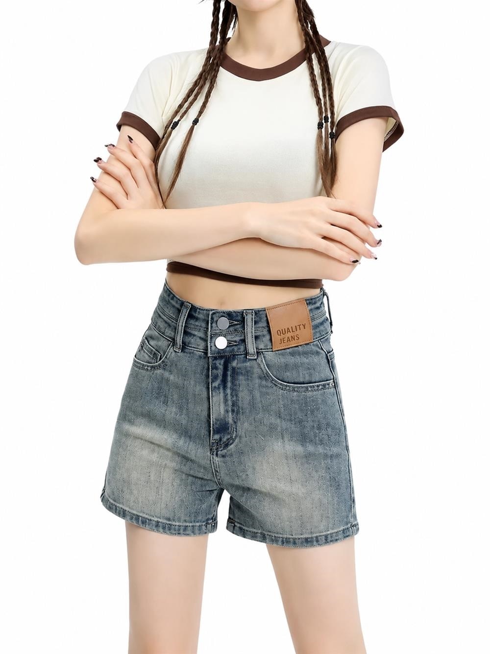 　　　 ◆◇◆売れている秘密◆◇◆ 【洗練されたヴィンテージ感】このデニムショートパンツは、絶妙なウォッシュ加工を施したヴィンテージ風のデザインが魅力です。ハイウエストのシルエットが腰回りをスッキリと見せ、どんなトップスとも相性抜群。トレンドに左右されない定番のデニムショートパンツとして、毎日のコーディネートを格上げしてくれる一着です。 【スタイルアップを叶える設計】ハイウエスト仕様を採用したこのレディースショートパンツは、お腹周りを優しくカバーしつつ、脚長効果を最大限に引き出します。ウエストラインが高く設定されているため、自然とスタイルが良く見え、自信を持って着こなせるのが特徴。美シルエットを追求したハイウエストなデザインで、理想的なラインを演出します。 【リラックス感のある履き心地】広めの裾幅にこだわったワイドシルエットのゆったりとした短パンは、太もも周りにゆとりを持たせ、気になる部分をスマートに隠してくれます。通気性が良く、暑い夏の日の外出やレジャーシーンでも蒸れにくいため、一日中快適に過ごせるのが嬉しいポイント。ゆったりとした解放感のある履き心地をぜひ体感してください。 【長く愛用できる上質な仕立て】しっかりとした厚みの生地を使用したこのデニムパンツは、型崩れしにくく高い耐久性を誇ります。フロントのダブルボタンがさりげないアクセントになり、ディテールにもこだわりが光ります。ご自宅での洗濯も簡単で、お手入れがしやすいのも魅力。丈夫なデニムパンツだからこそ、ガシガシ履き込んで自分だけの色落ちを楽しめます。 【幅広いシーンで大活躍】夏のこのカジュアルなホットパンツは、Tシャツを合わせたラフなスタイルから、ブラウスと合わせたキレイめコーデまで幅広く対応します。10代から40代まで幅広い年齢層の方におすすめで、自分用はもちろん、友人へのプレゼントにも最適です。この夏のマストアイテムとして、一着持っているとコーディネートの幅がぐんと広がります。 　　　◆◇◆注意事項◆◇◆ご覧のモニターの環境、撮影環境により実物と色味が異なって見える場合がございます。湿った状態で他のものと擦り合わせると色が移る恐れがあります。濃色品の洗濯時は、白色、淡色と分けて洗ってください。説明 【ヴィンテージ感溢れるデザイン】絶妙な色落ち加工を施したヴィンテージ風デニムショートパンツは、こなれ感を演出する一着です。ハイウエストジーンズ特有の美しいシルエットが、ウエストラインを細く見せつつ、夏のレディース短パンとして爽やかな印象を与えます。カジュアルながらも上品な質感が魅力のアイテムです。 【圧倒的な脚長効果と美脚ライン】計算されたハイウエスト設計により、腰の位置を高く見せて驚きの脚長効果を叶えます。ゆったりとした裾幅のデニムワイドパンツ仕様なので、気になる太もも周りを自然にカバーし、着痩せ効果も抜群です。スタイルアップを重視する方に最適なハイウエストデニムに仕上がっています。 【一日中快適な履き心地と汎用性】肌触りの良い素材を採用したデニム短パンレディースは、暑い季節でも蒸れにくく、アクティブなシーンでも快適に過ごせます。シンプルなTシャツやブラウスとも相性抜群で、夏のカジュアルコーデの主役として大活躍。通学やお出かけなど、あらゆる場面で頼りになるレディース夏服です。 【細部までこだわったな仕上がり】丈夫で耐久性に優れたデニム素材を使用しており、繰り返しの着用でも長く愛用できるジーンズショートパンツです。しっかりとした縫製とウエスト部分の革ラベルがを添え、大人の女性にふさわしい質感を演出します。型崩れしにくいため、お手入れも簡単なデニム素材です。 【トレンド感満載のモデル】最新のトレンドを取り入れたデニムパンツは、幅広い年齢層にフィットするスタイリッシュなデザインです。ゆとりのあるワイドデニム短パンは、体型を選ばずリラックスして着用いただけます。自分用にはもちろん、ファッション好きな友人へのプレゼントとしても喜ばれる逸品です。