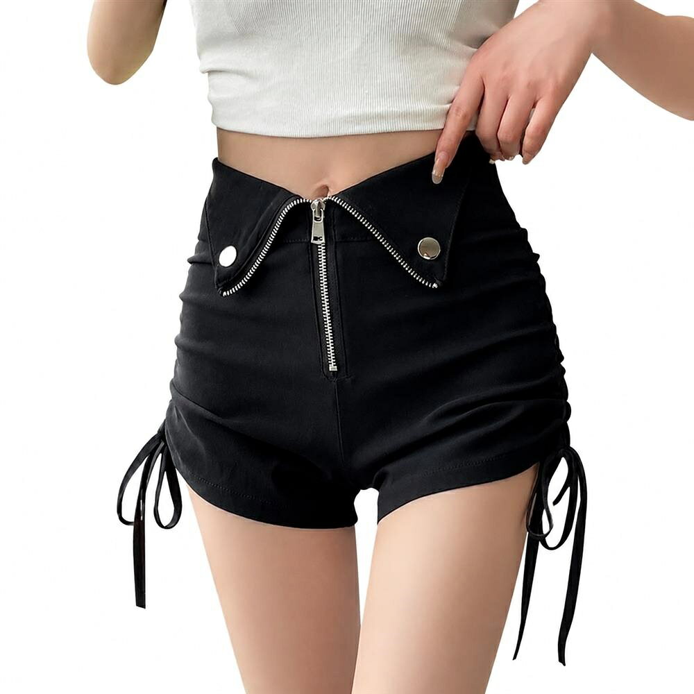 　　　 ◆◇◆売れている秘密◆◇◆ 【個性派デザイン】このショートパンツ レディースは、ウエスト部分の襟のような独特なデザインが目を引きます。サイドのシャーリング紐で丈感を調節でき、あなた好みのスタイルにアレンジ可能。シンプルながらも洗練されたディティールで、周りと差がつく夏のレディースファッションを楽しめるショートパンツです。 【驚きの着痩せ効果】ハイウエスト設計を採用したこのショートパンツは、ウエストラインを高く見せることで脚長効果を最大限に引き出します。裾に向かって広がるAラインシルエットが、気になる太ももをスマートにカバー。着痩せを叶えつつ、女性らしい美しいボディラインを演出してくれるハイウエストな一着です。 【夏にぴったりの快適性】通気性に優れた薄手の素材を使用したレディース ショートパンツ。軽やかな履き心地で、真夏の外出も涼しく過ごせます。ゆったりとしたサイズ感で締め付けがなく、アクティブな動きにも対応。カジュアルなデイリーユースからレジャーまで、幅広いシーンで重宝するショートパンツです。 【こだわりの品質と素材】肌触りが良く、耐久性に優れた素材を厳選したハイウエスト ショートパンツ。シワになりにくくお手入れも簡単なので、忙しい毎日でも気軽に取り入れられます。細部まで丁寧な縫製が施されており、長く愛用できるなショートパンツ。動きにフィットする素材感が快適な日常をサポートします。 【豊富なサイズ展開】体型を選ばず美しく着こなせるよう、大きいサイズまで幅広くラインナップ。自分にぴったりのフィット感が見つかるので、リラックスして着用いただけます。aライン ショートパンツは自分用にはもちろん、プレゼントとしても喜ばれる一品。これからの季節に欠かせないショートパンツです。 　　　◆◇◆注意事項◆◇◆ご覧のモニターの環境、撮影環境により実物と色味が異なって見える場合がございます。湿った状態で他のものと擦り合わせると色が移る恐れがあります。濃色品の洗濯時は、白色、淡色と分けて洗ってください。説明 【洗練されたデザイン】このショートパンツ レディースは、ウエスト部分のユニークな折り返しデザインが魅力です。スタイリッシュなハイウエスト 短パンのデザインが、お腹周りをすっきりと見せ、圧倒的な脚長効果を演出します。Aライン パンツのシルエットで、美脚ラインを際立たせ、夏のコーディネートを華やかに格上げします。 【着痩せ効果抜群】サイドに配置されたドローストリングにより、丈感やシルエットを自由に調整できる着痩せ パンツです。ハイウエスト設計で気になる腰回りをしっかりカバーしつつ、サイドリボン ショートパンツのアクセントが視線を分散させます。履くだけで理想のスタイルが叶う美脚 短パンとして、夏の必須アイテムです。 【快適な履き心地体験】肌触りが柔らかく、通気性に優れた素材を採用したカジュアル 短パンです。暑い季節でも蒸れにくく、夏用 ショートパンツとして日常使いからリゾートまで幅広く活躍します。程よいフィット感で動きやすい パンツなので、アクティブなシーンや長時間のお出かけでも、一日中ストレスフリーに過ごせます。 【品質へのこだわり】フロントのジッパーと光沢のあるボタンがを演出する無地 ショートパンツです。丁寧な縫製により耐久性に優れ、型崩れしにくい高見え パンツに仕上げました。ご家庭での洗濯も可能で、お手入れが簡単な耐久性 短パン。洗練されたディテールが、大人の女性の美しさと上品さを引き立て、長くご愛用いただけます。 【多彩なシーンで活躍】体型を問わず美しくフィットする、大きいサイズ ショートパンツを含む豊富なサイズ展開です。ゆったり 短パンのようなリラックス感と都会的なデザインを両立しました。ご自身へのご褒美や、ファッション好きな方への贈り物 パンツとしても最適です。シンプルなトップスと合わせて、自分らしい夏のスタイルを楽しめます。