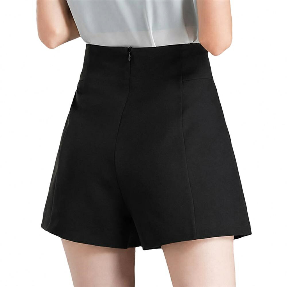 　　　 ◆◇◆売れている秘密◆◇◆ 【美脚シルエット】ハイウエスト ショートパンツは、腰位置を高く見せることで理想的な脚長効果を演出します。広がるAライン パンツのデザインが、気になる太もも周りを自然にカバーし、スッキリとした着痩せを叶えます。シンプルながらも洗練されたフォルムで、どんなトップスとも相性抜群な心強い一着です。 【スタイルアップ効果】このワイドパンツ ショート丈は、ゆったりとした裾幅が脚のラインを細く見せてくれる魔法のようなアイテムです。このゆったり 短パンは、ウエスト部分の立体的な裁断により、お腹周りを優しく包み込みながらもスッキリとした外見をキープ。体型を選ばず、自信を持って着こなせるのが魅力です。 【オンオフ兼用の快適さ】さらりとした質感のレディース ショートパンツは、デイリー使いはもちろん、オフィスカジュアルとしても重宝します。スーツパンツ 短めのような上品な素材感を採用しており、シャツをインすれば大人の落ち着きを、Tシャツと合わせれば軽快な休日スタイルを楽しめる万能なボトムスです。 【上質な素材感と手入れのしやすさ】シワになりにくい黒 ショートパンツは、忙しい朝のスタイリングもスムーズに決まります。耐久性に優れた素材感で、型崩れしにくく長く愛用いただけます。動きやすい パンツとして設計されているため、アクティブに過ごす一日でもストレスフリーな履き心地を提供し、常に清潔感を保てます。 【オールシーズン活躍】春夏秋 短パンとして幅広い季節に活用できるこのカジュアルパンツ レディースは、一着持っておくとコーディネートの幅が広がる定番品です。飽きのこないブラックカラーは年齢を問わず、自分へのご褒美や大切な方へのプレゼントとしても喜ばれます。日常のあらゆるシーンに優しく寄り添う一着です。 　　　◆◇◆注意事項◆◇◆ご覧のモニターの環境、撮影環境により実物と色味が異なって見える場合がございます。湿った状態で他のものと擦り合わせると色が移る恐れがあります。濃色品の洗濯時は、白色、淡色と分けて洗ってください。説明 【美しいAラインシルエット】洗練されたデザインのショートパンツ レディースは、広がりすぎない絶妙なAラインが魅力。ハイウエスト設計で腰回りをスッキリ見せ、大人の上品さを演出します。シンプルながらも存在感のある短パンは、どんなトップスとも相性が良く、毎日のコーディネートの主役として心強いアイテムです。 【驚きの脚長・着痩せ効果】ゆったりとした裾幅のワイドパンツ仕様により、気になる太もも周りを自然にカバーしつつ、脚を細く長く見せてくれる着痩せショートパンツです。ハイウエストの効果で視線を上に上げ、スタイルアップを実現。体型を気にせず、自信を持ってファッションを楽しめる理想的なレディース 短パンです。 【オンオフ兼用の万能デザイン】さらりとした質感の素材を使用したショートパンツ 黒は、きれいめなオフィススタイルからカジュアルな休日スタイルまで幅広く対応します。便利なポケット付きで、スマホや小物の持ち運びもスムーズ。動きやすさと美しさを両立した短パンは、忙しい毎日を過ごす現代女性の強い味方です。 【上質な肌触りと快適な着心地】通気性に優れた柔らかな素材を採用したショートパンツ レディース。シワになりにくく、長時間座っていてもきれいな形をキープします。丁寧な縫製で仕上げたな短パンは、自宅でのお手入れも簡単でデイリー使いに最適。季節を問わず、春夏から秋口まで長く愛用いただける一着です。 【幅広いシーンで大活躍】トレンドに左右されないブラックカラーのショートパンツは、幅広い年齢層の方におすすめです。通勤、通学、デート、旅行など、様々なシーンを彩ります。サイズ展開も豊富で、ご自身用はもちろん、ご家族や友人へのプレゼントとしても喜ばれること間違いなしのなレディース ショートパンツです。