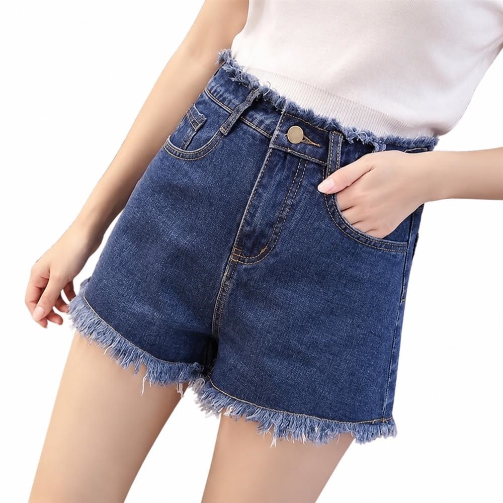 　　　 ◆◇◆売れている秘密◆◇◆ 【レトロな魅力】このハイウエスト デニム ショートパンツは、裾の切りっぱなしデザインがこなれ感を演出し、ヴィンテージ風の加工を施したジーンズ 短パンは、シンプルながらも存在感抜群です。レディース ホットパンツとして、夏のカジュアルコーデを一段とおしゃれに、そして華やかに格上げしてくれる一着です。 【美脚＆着痩せ効果】ハイウエスト デニム ショートパンツのデザインが腰位置を高く見せ、脚長効果を最大限に引き出します。ゆったりとした広めの裾口のワイドパンツ デニムは、太もも周りをすっきりとカバー。このレディース デニムパンツなら、体型を気にせず自信を持って夏のファッションを楽しめます。 【快適な履き心地】通気性に優れた素材を採用したショートパンツ レディース ジーンズは、暑い夏の日でも蒸れにくく、爽やかな着心地をキープします。柔らかい肌触りのデニム ショーパンは、お出かけや通学、海など幅広いシーンで大活躍。締め付け感のないハーフパンツで、一日中ストレスフリーに過ごせます。 【細部へのこだわり】しっかりとした生地感のジーンズ ショートパンツは、型崩れしにくく、長く愛用いただける耐久性を備えています。便利なポケット付きのデニム 短パンは、デザイン性と実用性を兼ね備えた優秀なアイテム。お手入れが簡単なレディース 短パンは、忙しい毎日を過ごす女性の強い味方になります。 【旬のスタイル】トレンドのファッションとも相性抜群なデニム パンツ ショートは、Tシャツやブラウスなど、どんなトップスとも合わせやすいのが魅力。豊富なサイズ展開のワイド デニム ショートパンツは、自分用はもちろんプレゼントにも最適。このボトムス レディースで、自分らしいスタイルを楽しんでください。 　　　◆◇◆注意事項◆◇◆ご覧のモニターの環境、撮影環境により実物と色味が異なって見える場合がございます。湿った状態で他のものと擦り合わせると色が移る恐れがあります。濃色品の洗濯時は、白色、淡色と分けて洗ってください。説明 【ヴィンテージ感漂うデザイン】このデニムショートパンツは、裾の切りっぱなし加工がこなれ感を演出するヴィンテージ風の仕上がりです。ハイウエスト ショートパンツならではの美しいシルエットが、日常のコーディネートにレトロな華やかさをプラスし、どんなトップスとも相性抜群なデニムショートパンツです。 【スタイルアップを叶える設計】ハイウエスト デニムのデザインが腰位置を高く見せ、圧倒的な脚長効果を実感いただけます。ゆったりとした広がりを持つハイウエスト デニムは、気になる太もも周りを自然にカバーする着痩せ効果も備えており、自信を持って夏のお出かけを楽しめるハイウエスト デニムです。 【涼やかで快適な履き心地】通気性に優れた素材を採用したワイドパンツ デニムは、暑い季節でも蒸れにくく快適に過ごせる夏服 レディースの決定版です。締め付け感のないワイドパンツ デニムのゆったりシルエットは、動きやすさも抜群で、旅行やレジャーなどのアクティブなシーンに最適なワイドパンツ デニムです。 【こだわり抜いた素材】しっかりとした質感のジーンズ ショートパンツは、型崩れしにくく長く愛用できる耐久性が魅力です。細部まで丁寧に仕上げられたジーンズ ショートパンツは、洗濯を繰り返しても風合いが損なわれにくいため、デイリーユースにぴったりなホットパンツとして毎日のオシャレを支える一着です。 【幅広いスタイルにマッチ】トレンドのファッションを取り入れたデニム 短パンは、学生から大人まで幅広い世代に愛されるデザインです。豊富なサイズ展開で大きいサイズをお探しの方にも対応しており、自分用にはもちろん、オシャレ好きな友人へのプレゼントとしても喜ばれること間違いなしのデニム 短パンです。