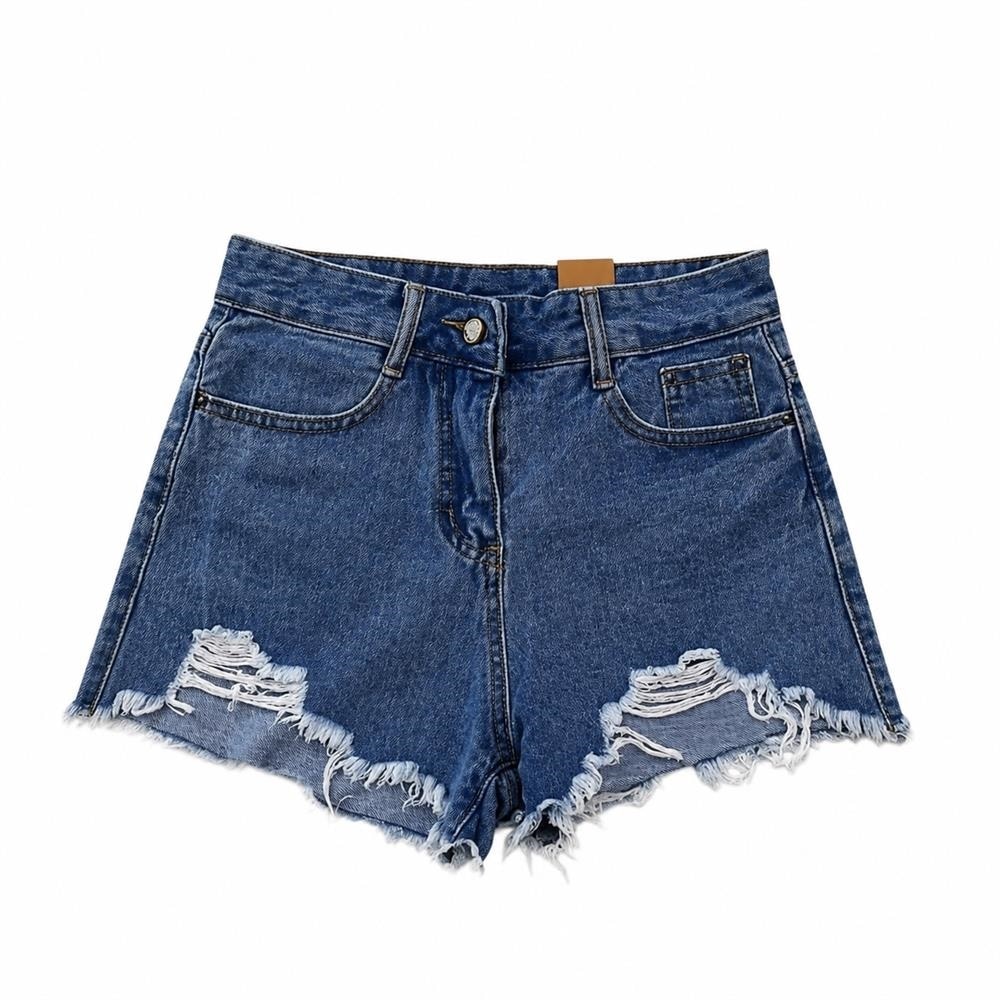 　　　 ◆◇◆売れている秘密◆◇◆ 【洗練されたヴィンテージ感】裾のカットオフとダメージ加工がこなれ感を演出するデニム ショートパンツです。絶妙な色落ち加減のデニム素材は、シンプルながらも存在感抜群。お手持ちのTシャツやブラウスと合わせるだけで、トレンド感溢れる大人カジュアルなスタイリングが完成する、夏に欠かせないボトムスです。 【スタイルアップを叶える設計】腰位置を高く見せるハイウエスト ショートパンツは、脚長効果を最大限に引き出します。裾に向かって広がるAラインシルエットが太もも周りをすっきりとカバーし、気になるラインを拾わずに美脚効果を演出。お腹周りもスッキリ見えるデザインで、自信を持ってオシャレを楽しめる一着です。 【一日中快適な履き心地】肌馴染みの良い素材を使用した短パン レディースは、暑い季節でも通気性が良く爽やかな着用感を提供します。ゆったりとしたワイドな裾口で動きやすく、お出かけや旅行、フェスなどのアクティブなシーンにも最適。ストレスフリーな夏服として、リラックスしたい休日にも重宝します。 【長く愛用できる上質な仕上がり】しっかりとした生地感のジーンズ 短パンは、繰り返しのお洗濯でも型崩れしにくく、高い耐久性を誇ります。丁寧な縫製とフロントのボタンディテールなど、細部までこだわり抜いたデザインが魅力。愛着を持って長く着続けられる、ディテールにまで妥協のないクオリティに仕上げました。 【幅広いスタイルにマッチ】トレンドのファッションを取り入れたレディース ホットパンツは、標準から大きいサイズまで対応可能なシルエットで、体型を選ばずお楽しみいただけます。自分へのご褒美はもちろん、大切な方へのプレゼントにもおすすめ。どんな世代の方でも着こなしやすい、定番のサマーアイテムです。 　　　◆◇◆注意事項◆◇◆ご覧のモニターの環境、撮影環境により実物と色味が異なって見える場合がございます。湿った状態で他のものと擦り合わせると色が移る恐れがあります。濃色品の洗濯時は、白色、淡色と分けて洗ってください。説明 【洗練されたヴィンテージ感】このデニムショートパンツは、こなれ感たっぷりのダメージ加工と裾の切りっぱなしデザインが魅力の一着です。爽やかなライトブルーの色合いが夏の日差しに映え、穿くだけで旬のスタイルが完成。カジュアルながらも女性らしさを引き立てる、こだわりのデニム短パンに仕上げました。 【抜群の脚長効果】ハイウエストショートパンツ設計により、腰位置を高く見せて驚きのスタイルアップを叶えます。裾に向かって広がるAラインのシルエットが太もも周りをすっきりとカバーし、足を細く長く演出。気になる体型を自然に隠しながら、美しいボディラインをサポートする高見えジーンズ短パンです。 【夏に嬉しい快適な着心地】ゆったりとしたワイドシルエットのレディース短パンなので、肌に張り付かず、暑い日でも涼しく快適に過ごせます。通気性に優れた素材感は、アクティブな外出や旅行、ビーチでの散策にも最適。ストレスフリーな動きやすさを実現した、デイリー使いに欠かせないホットパンツです。 【長く愛用できる耐久性】しっかりとした質感の素材を採用したこのショートジーンズは、繰り返しの洗濯でも型崩れしにくく、長くご愛用いただけます。細部のステッチまで丁寧な仕上がりで、漂う大人の休日スタイルを演出。トレンドに左右されない定番のデニムショートパンツは、ワードローブの必須アイテムです。 【幅広いシーンで活躍】シンプルで着回し力抜群なデニム短パンは、Tシャツやブラウスなど、どんなトップスとも相性が良く、多彩なコーディネートを楽しめます。ゆったりとしたサイズ感で体型を選ばず、リラックスしておしゃれを満喫。自分用にはもちろん、大切な方への夏ギフトとしても喜ばれるレディース短パンです。