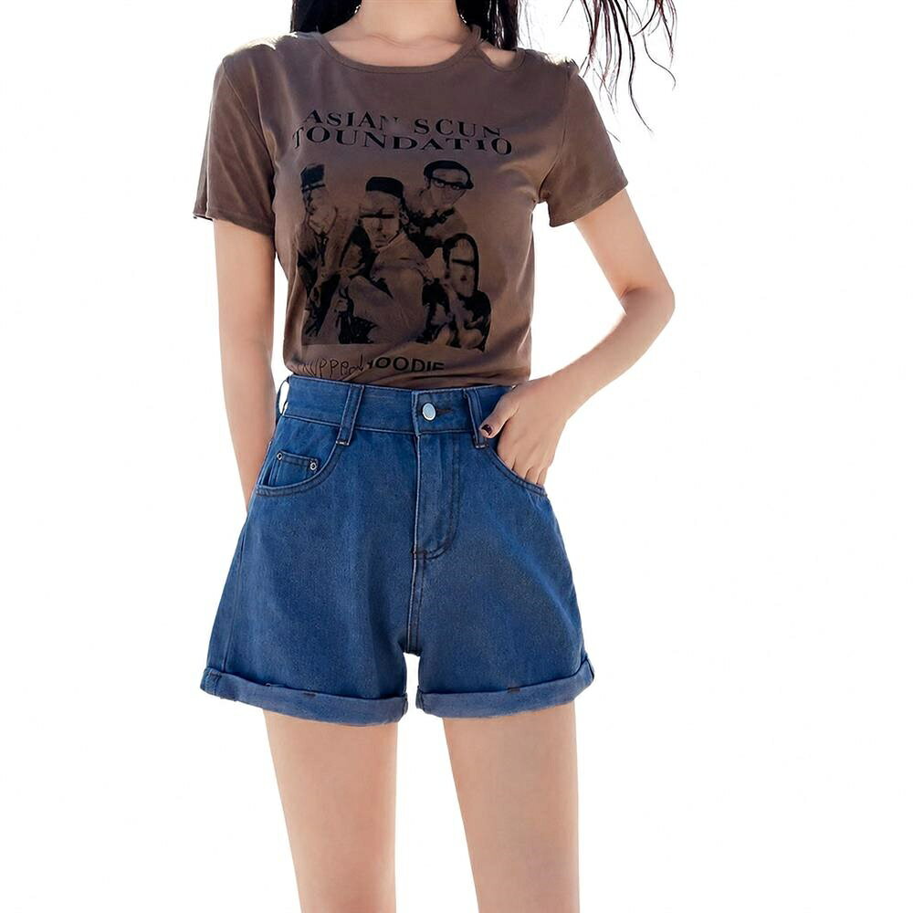 　　　 ◆◇◆売れている秘密◆◇◆ 【トレンドのデザイン】裾のロールアップがアクセントになったデニムショートパンツは、こなれ感たっぷりの一着です。Aラインのシルエットが脚をすっきりと見せ、ファッションのような洗練された印象を与えます。どんなトップスとも相性抜群で、日常のコーディネートを格上げしてくれるレディースショートパンツです。 【美脚・脚長効果】高い位置に設定されたハイウエストデザインにより、腰回りをすっきりと包み込み、理想的な脚長効果を引き出します。ゆったりとしたワイドパンツ仕様の裾口が太ももを細く見せ、体型カバーを叶えるデニムショートパンツです。スタイルアップを目指す方にぴったりのホットパンツとして、毎日履きたくなる一着です。 【快適な履き心地】肌触りの良い薄手のデニム素材を採用しており、暑い季節でも蒸れにくく、さらりと快適に過ごせるデニムショートパンツです。動きやすい直筒シルエットで、お出かけやレジャー、キャンプなどのアクティブなシーンにも最適。このショートパンツは、機能性とファッション性を兼ね備えた夏のお出かけの味方です。 【丁寧な作りと実用性】耐久性に優れた素材を使用し、繰り返しの着用でも型崩れしにくいなデニムショートパンツに仕上げました。しっかりとした縫製と深めのポケット付きで、実用性も兼ね備えています。長く愛用できるレディースショートパンツは、カジュアルな日常着としてはもちろん、旅行先での着替えとしても非常に便利です。 【幅広いシーンで活躍】カジュアルからガーリーまで、多彩な着こなしが楽しめるデニムショートパンツです。トレンドのファッションを楽しみたい方や、シンプルなホットパンツをお探しの方へのギフトにも喜ばれます。自分らしいスタイルを演出できるレディースショートパンツは、一着持っているだけでコーディネートの幅がぐんと広がります。 　　　◆◇◆注意事項◆◇◆ご覧のモニターの環境、撮影環境により実物と色味が異なって見える場合がございます。湿った状態で他のものと擦り合わせると色が移る恐れがあります。濃色品の洗濯時は、白色、淡色と分けて洗ってください。説明 【こなれ感を演出するデザイン】裾のロールアップがアクセントのデニムショートパンツは、広がりすぎない絶妙なAラインシルエットが魅力です。脚のラインを拾いすぎず、自然にすっきりと見せてくれるので、毎日のコーディネートに欠かせないデニムショートパンツとして、大人可愛いスタイルを軽やかに叶えます。 【スタイルアップを叶える設計】腰位置を高く見せるハイウエスト設計により、抜群の脚長効果を実感できるワイドパンツ仕様のボトムスです。お腹周りを優しくカバーしつつ、裾に向かって広がるワイドパンツのデザインが太もも周りを細く見せ、自信を持って着こなせる理想的なハイウエストシルエットに仕上げました。 【快適で軽やかな履き心地】肌触りが良く通気性に優れた薄手素材を採用したショートパンツ レディースは、暑い夏の日でも蒸れにくく、一日中快適に過ごせます。程よいゆとりがあるショートパンツ レディースなので、動きやすさも抜群。デイリーユースはもちろん、海や旅行などアクティブな夏のお出かけにも最適です。 【長く愛用できるこだわり品質】丈夫でしっかりとした質感のデニムパンツは、型崩れしにくく、お手入れも簡単で長くご愛用いただけます。シンプルながらも洗練されたカジュアルな表情は、Tシャツやブラウスなど、どんなトップスとも相性抜群。季節を問わず活躍するデニムパンツとして、ワードローブの主役になります。 【トレンド感満載の万能アイテム】SNSでも話題のファッションを取り入れたおしゃれな短パンは、自分へのご褒美や大切な方へのプレゼントにも最適です。幅広い世代に愛される定番の短パンでありながら、今どきの抜け感もしっかりキープ。街歩きからリゾートまで、あらゆるシーンで主役級の存在感を放ちます。