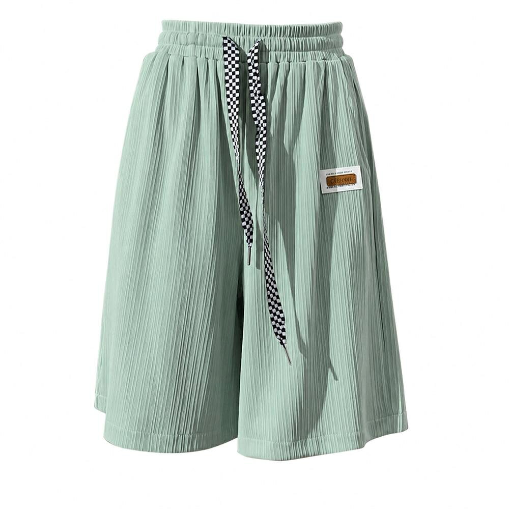 　　　 ◆◇◆売れている秘密◆◇◆ 【洗練されたシルエット】このショートパンツ レディースは、トレンドのハイウエスト設計を採用しており、脚長効果とスタイルアップを同時に叶えます。夏に最適な冷感素材を使用しているため、肌に触れるたびにひんやりとした心地よさを提供。繊細な質感が、カジュアルながらも上品な大人のこなれ感を演出します。 【驚きの涼しさと通気性】暑い季節でも軽やかに過ごせるハーフパンツです。非常に薄手で通気性に優れた特殊な生地を使用し、汗をかいても蒸れにくく、さらりとした肌触りをキープします。接触冷感機能により、スポーツやアウトドアシーンでも熱がこもらず、一日中フレッシュな着用感を持続させる優秀なアイテムです。 【ストレスフリーな履き心地】伸縮性に優れたウエストゴムを備えたスポーツパンツは、締め付け感がなく、どんな動きにも柔軟に対応します。ゆったりとしたワイドシルエットが気になる体型を自然にカバー。リラックスタイムの部屋着としても、アクティブなジム通いにも最適で、チェック柄の紐が遊び心をプラスします。 【毎日履きたくなる耐久性】型崩れしにくく、シワになりにくいワイドパンツとして、毎日のコーディネートに重宝します。膝丈の五分丈は、脚を露出すぎず涼しさを確保できる絶妙なバランス。洗濯後も乾きやすくお手入れが簡単なので、忙しい毎日でも気軽に取り入れられる、品質と利便性を両立したボトムスです。 【幅広いシーンで大活躍】トレンドのデザインが魅力のカジュアルパンツは、Tシャツやブラウスとの相性も抜群です。普段使いの短パンとしてはもちろん、旅行やウォーキングなど様々な夏物の装いにマッチします。シンプルで年齢を問わず使いやすいため、自分用にはもちろん、友人へのプレゼントにも最適です。 　　　◆◇◆注意事項◆◇◆ご覧のモニターの環境、撮影環境により実物と色味が異なって見える場合がございます。湿った状態で他のものと擦り合わせると色が移る恐れがあります。濃色品の洗濯時は、白色、淡色と分けて洗ってください。説明 【トレンドの美シルエット】表面感のあるリブ素材を採用したこのショートパンツ レディースは、シンプルながらもおしゃれなデザインが魅力です。アイスシルク生地特有の落ち感があり、脚のラインを拾いすぎないワイドパンツ仕様で、穿くだけでこなれ感を演出。カジュアルなTシャツからブラウスまで、幅広いトップスと相性抜群です。 【驚きの冷感とスタイルアップ】肌に触れた瞬間ひんやり心地よい接触冷感 ハーフパンツは、夏の暑い日でも快適さをキープします。ハイウエスト設計により腰位置を高く見せ、お腹周りをすっきりカバーする着痩せ効果も期待できます。通気性に優れた薄手の生地なので、蒸れにくく、一日中さらっとした肌触りが持続します。 【ストレスフリーな履き心地】ゆったりとした裾幅の五分丈パンツは、締め付け感がなく動きやすいため、リラックスタイムの部屋着としても最適です。ウエストはゴムと紐で調節可能なので、ご自身の体型に合わせたフィット感で着用いただけます。スポーツウェアとしても活用でき、ヨガやウォーキングなど日常のあらゆるシーンで活躍します。 【毎日穿きたくなる耐久性】シワになりにくく、型崩れしにくいなカジュアルパンツです。お洗濯後も乾きやすい速乾素材を使用しているため、汗をかきやすい夏場のお手入れも簡単で衛生的です。毛玉ができにくい加工を施しており、長く愛用できるのも嬉しいポイント。涼しいパンツを探している方にぴったりの、機能性と実用性を兼ね備えた逸品です。 【幅広い世代におすすめ】体型を選ばないルーズなシルエットは、10代から40代まで幅広い層に支持される夏用 ボトムスです。普段使いはもちろん、旅行やレジャー、ジムでのトレーニングなど多用途に使える5分丈デザイン。自分へのご褒美や、大切な方への実用的なルームウェアとしてのプレゼントにも、喜ばれること間違いなしのアイテムです。