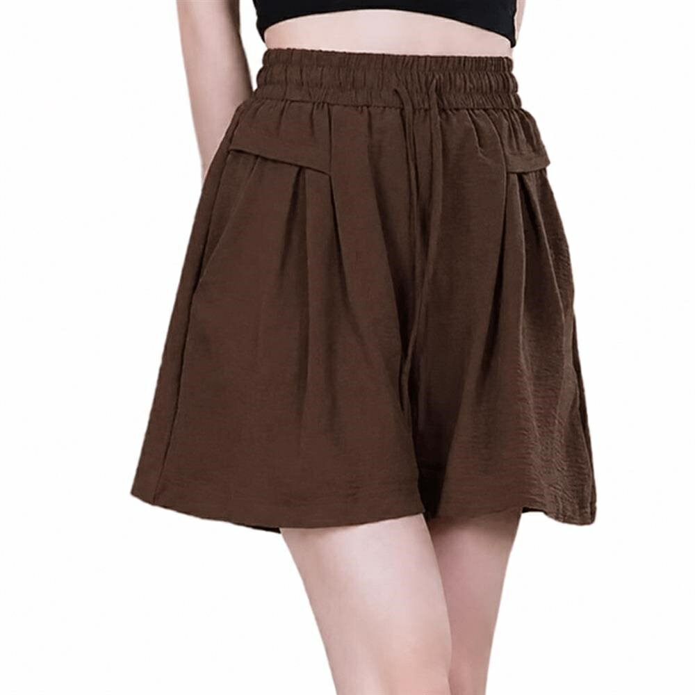 　　　 ◆◇◆売れている秘密◆◇◆ 【美脚シルエット】ハイウエスト設計のショートパンツ レディースは、気になるお腹周りをすっきり見せつつ、広がる裾が脚を細く長く演出します。キュロットのようなふんわりとしたデザインで、女性らしい柔らかな印象を与えながら、夏のカジュアルスタイルを美しく格上げするおしゃれな一着です。 【驚きの着痩せ効果】ゆったりとしたワイドパンツ ショート丈は、気になる腰回りや太ももを自然にカバーし、抜群の視覚的スリム効果を発揮します。薄手で軽やかな素材を採用した夏用ボトムスとして、暑い日でも風をよく通し、体型カバーと涼しさを両立させた計算し尽くされたデザインが魅力です。 【極上の快適性】さらりとした肌触りのアイスシルク風素材を使用したハーフパンツです。ウエスト部分は伸縮性に優れたゴムと紐の仕様で、締め付け感なく一日中リラックスして過ごせます。レディース スポーツウェアとしても優秀で、ウォーキングやヨガなどアクティブな動きにも柔軟に対応します。 【上質な質感と耐久性】シワになりにくくお手入れが簡単な五分丈 短パンは、日常のヘビロテアイテムに最適です。丁寧な縫製による美しいドレープ感がを演出し、洗濯を繰り返しても型崩れしにくい高い耐久性を備えています。機能美と実用性を兼ね備えた、忙しい現代女性のためのカジュアルウェアです。 【体型を選ばない設計】豊富な大きいサイズ展開で、どなたでもゆとりを持って着用できる大きいサイズ レディース専用設計です。ルームウェアから外出着、ちょっとした運動パンツまで幅広く活躍。シンプルでどんなトップスとも相性抜群なこのアイテムは、自分用はもちろん、大切な方への贈り物にも最適です。 　　　◆◇◆注意事項◆◇◆ご覧のモニターの環境、撮影環境により実物と色味が異なって見える場合がございます。湿った状態で他のものと擦り合わせると色が移る恐れがあります。濃色品の洗濯時は、白色、淡色と分けて洗ってください。説明 【美シルエット設計】このハイウエスト ショートパンツは、贅沢なプリーツデザインが特徴で、履くだけでこなれ感を演出します。落ち着いたカラーのワイドパンツは、どんなトップスとも相性抜群で、日常のコーディネートを格上げします。洗練されたシルエットが足長効果を発揮し、大人の女性の魅力を引き立てる一着です。 【体型カバー＆着痩せ効果】ゆったりとした裾幅のハーフパンツ レディースは、気になる太もも周りを自然にカバーし、視覚的な着痩せを実現します。通気性に優れたショートパンツ 夏用なので、蒸れにくく、暑い日でも涼しい ズボンとして一日中快適に過ごせます。軽やかな素材感が、夏のお出かけをより楽しく軽快にしてくれます。 【極上の履き心地】ウエストゴム パンツ仕様で締め付け感がなく、リボンで自由にサイズ調整が可能です。柔らかく肌触りの良い短パン レディースは、家の中のリラックスタイムからアクティブな外出まで幅広く活躍します。動きやすさを追求した運動着としても最適で、ストレスフリーな着用感をお楽しみいただけます。 【お手入れ簡単で長持ち】丈夫でシワになりにくい素材を採用したカジュアルパンツは、ご自宅での洗濯も簡単で、毎日のヘビロテに耐える耐久性を備えています。型崩れしにくいショートパンツなので、いつでも綺麗なシルエットをキープ。ルームウェアとしても優秀で、清潔感を保ちながら長く愛用できるな仕上がりです。 【幅広いサイズ展開】大きめサイズを求める方にも嬉しい大きいサイズ ショートパンツをご用意しました。体型を選ばず、どなたでも自分にぴったりの一枚が見つかります。膝上丈の五分丈パンツは露出を抑えつつ涼しさを確保できるため、幅広い年齢層の方におすすめです。大切な方への実用的な贈り物としても、きっと喜ばれるアイテムです。