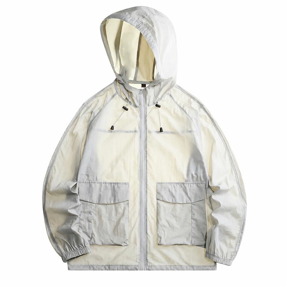 　　　 ◆◇◆売れている秘密◆◇◆ 【洗練されたデザイン】トレンドの透け感を楽しめるこのUVカットパーカーは、都会的なニュアンスカラーで仕上げました。軽量で持ち運びも便利なこの薄手ジャケットは、どんなコーディネートにも自然に溶け込みます。上品な光沢感のある生地を採用しており、春夏のお出かけをよりおしゃれに彩る至高の一着です。 【徹底したUVケア】日差しが気になる季節に最適なこのラッシュガードは、高い遮蔽率で大切な肌をしっかり守ります。長袖の防晒衣として、首元から腕まで広範囲にカバー。アウトドアや日常の散歩でも、この日焼け止め服を羽織るだけで、紫外線によるダメージを抑え、健康的で快適な外出を強力にサポートします。 【極上の着心地】通気性に優れた素材を使用したこのメンズ防晒衣は、汗をかいても蒸れにくく、常に爽やかな肌触りをキープします。接触冷感機能により、真夏の暑さの中でもひんやりとした清涼感を提供。動きやすさを重視した設計で、ランニングや登山などのアクティブなシーンでもストレスなく着用いただけます。 【細部へのこだわり】機能性を追求したこのウィンドブレーカーは、大きなポケット付きでスマートフォンの収納にも困りません。丈夫でシワになりにくい素材を採用したこのライトアウターは、洗濯後も乾きやすくお手入れが非常に簡単です。丁寧な縫製を施しており、長く愛用いただけるな仕上がりを実現しました。 【男女兼用・多用途】スタイリッシュなシルエットのこのレディース防晒衣は、ユニセックスデザインでペアでの着用もおすすめ。豊富なサイズ展開でどなたでもフィットするこのスポーツウェアは、自分用はもちろん大切な方へのプレゼントにも最適です。海、山、キャンプなど、あらゆるシーンで活躍する万能な一着です。 　　　◆◇◆注意事項◆◇◆ご覧のモニターの環境、撮影環境により実物と色味が異なって見える場合がございます。湿った状態で他のものと擦り合わせると色が移る恐れがあります。濃色品の洗濯時は、白色、淡色と分けて洗ってください。説明 【洗練されたシースルーデザイン】このUVカットパーカーは、トレンドの透け感を取り入れたスタイリッシュなデザインが魅力です。非常に軽量なライトアウターなので、春夏用のコーディネートに軽やかさをプラスします。繊細な素材感でありながら、日常のあらゆるシーンに馴染むお洒落で心地よい仕上がりになっています。 【徹底した紫外線対策】日差しの強い季節に欠かせないこの日焼け防止ウェアは、高度なUVカット機能を備えています。長袖のデザインが腕までしっかりカバーし、大切な素肌を紫外線対策でしっかり守ります。男女兼用のゆったりとしたシルエットで、性別を問わず快適に着用いただける、夏に頼れる一着です。 【空気のような軽い着心地】超軽量な素材を採用したこのアウトドアジャケットは、着ていないかのような解放感を提供します。優れた通気性により、汗ばむ季節のスポーツウェアとしても蒸れにくく、常にサラサラとした肌触りをキープします。ランニングや登山など、アクティブな場面でも大活躍します。 【こだわりの細部と利便性】大きなポケットが特徴のこのウインドブレーカーは、小物の収納にも非常に便利です。耐久性に優れた素材を使用しており、繰り返しの洗濯でも型崩れしにくく、長くご愛用いただけます。シワになりにくいので、カバンに入れて持ち運び、必要な時にサッと羽織れる手軽さも魅力です。 【日常に寄り添う万能アイテム】このカジュアルファッションアイテムは、通勤通学から休日のお出かけまで、マルチシーンで活躍します。飽きのこないシンプルな色合いはどんな服装にも合わせやすく、大切な方への実用的なプレゼントとしても大変喜ばれます。一着持っているだけで、毎日のお洒落がもっと楽しくなります。