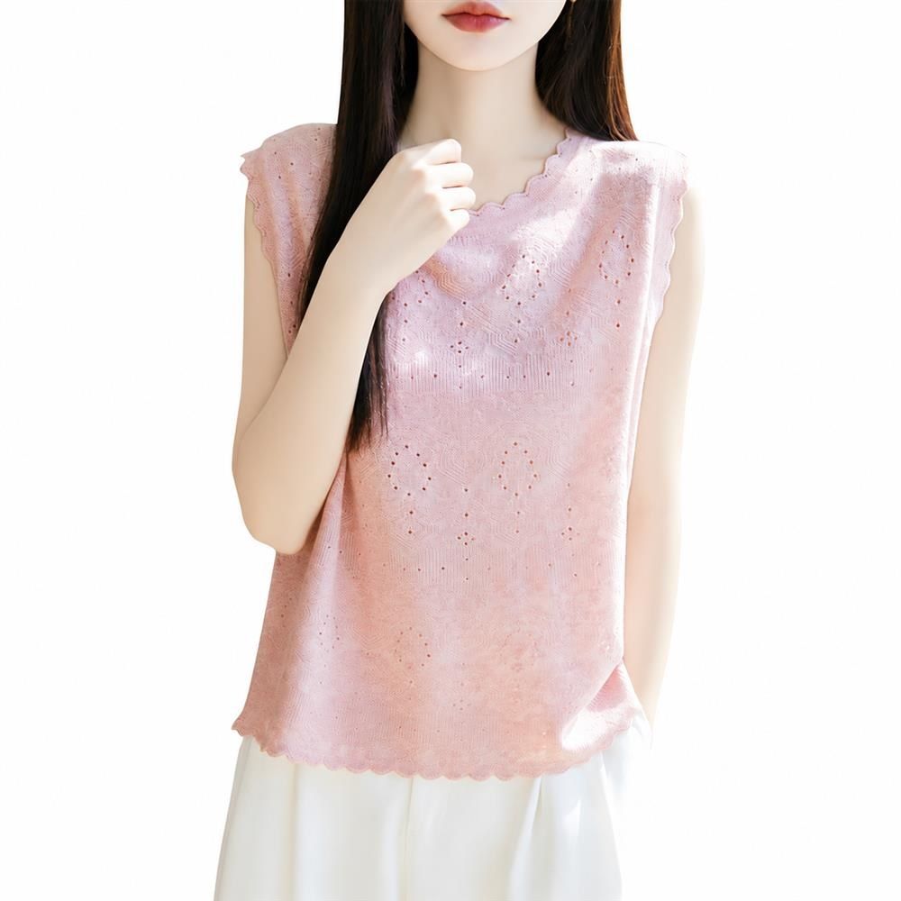 　　　 ◆◇◆売れている秘密◆◇◆ 【上品なジャカード編みデザイン】繊細な透かし彫りのようなジャカード模様が、大人の女性らしさを引き立てるサマーニットです。首元と袖口にあしらわれた波打つスカラップカットがアクセントになり、このノースリーブ一枚で洗練された印象を与えます。涼しげなブルーの色合いが、夏のコーディネートに清潔感と華やかさをプラスします。 【ひんやり心地よい接触冷感】肌に触れた瞬間に冷たさを感じるアイスシルク素材を採用。通気性に優れたテンセル混の生地は、蒸し暑い季節でも熱がこもらず、さらりとした快適な着心地をキープします。この接触冷感トップスは、汗ばむ外出時や冷房の効いた室内でも、常に理想的な肌温度を保ってくれる心強い味方です。 【体型カバーを叶える美シルエット】ゆったりとした設計のゆるテロ素材が、気になるボディラインを自然に体型カバーします。このタンクトップは適度な落ち感があるため、着痩せ効果も抜群。タイトなボトムスとも相性が良く、デイリーユースからオフィスカジュアルまで、シーンを選ばず幅広いスタイリングに重宝します。 【極上の肌触りと確かな品質】しっとりと滑らかな質感のこのトップスは、素肌に直接触れてもチクチクせず、敏感肌の方にもおすすめの優しい肌触りです。型崩れしにくいな編み地を採用しており、長く愛用いただける耐久性も魅力。上品なクルーネックは顔周りをスッキリ見せ、アクセサリーとの相性も非常に良い仕上がりです。 【着回し力抜群の万能レディース夏服】一枚での着用はもちろん、ジャケットやカーディガンのインナーとしても優秀なレディース夏服です。デニムでカジュアルに、フレアスカートでフェミニンにと、自由自在なコーディネートを楽しめます。自分へのご褒美にはもちろん、母の日や誕生日などの大切な方へのギフトとしても大変喜ばれます。 　　　◆◇◆注意事項◆◇◆ご覧のモニターの環境、撮影環境により実物と色味が異なって見える場合がございます。湿った状態で他のものと擦り合わせると色が移る恐れがあります。濃色品の洗濯時は、白色、淡色と分けて洗ってください。説明 【洗練されたジャガード柄】繊細な編み地が美しいこのレディース サマーニットは、上品なジャガードを施した贅沢な仕上がりです。首元と袖口の波打つスカラップデザインが女性らしさを引き立て、一枚で華やかな印象を与えます。光を優しく反射する素材感が、日常のコーディネートを格上げしてくれるノースリーブです。 【ひんやり快適な着心地】肌を撫でるようなアイスシルクの質感を持つトップスは、暑い日でも涼しさをキープします。優れた通気性により、汗ばむ季節でもベタつかず、さらりとした質感が持続。ゆったりとしたシルエットが体のラインを拾わず、気になる部分をさりげなくカバーしてくれる夏服の強い味方です。 【抜群の透け感と軽やかさ】このタンクトップは、天糸（テンセル）混のような軽やかな素材により、風を通す設計になっています。蒸れにくい機能性を備えているため、真夏のお出かけも終日快適です。シンプルなクルーネックはどんなスタイルにも合わせやすく、羽織りものを合わせればインナーとしても大活躍します。 【柔らかな肌触りと品質】細部まで丁寧に編み込まれたこの夏服は、型崩れしにくく長く愛用いただけます。シルクのような滑らかさと柔らかさを兼ね備えた生地は、肌に優しくフィットする最高の肌当たりです。お洗濯後も風合いが損なわれにくいため、デイリーウェアとして気軽に取り入れられるブラウス級の逸品です。 【オンオフ使える万能な一着】きれいめな印象のレディース トップスは、オフィスでの通勤スタイルから週末のカジュアルなコーデまで幅広く対応します。どんなボトムスとも相性が良く、幅広い年齢層の方に似合う落ち着いたデザインも魅力です。大切な方へのプレゼントや、自分へのご褒美としても喜ばれる一着です。