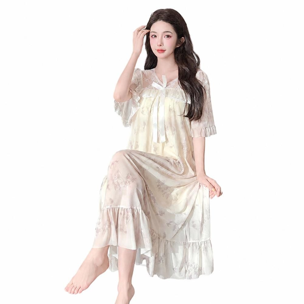 　　　 ◆◇◆売れている秘密◆◇◆ 【大人可愛い姫系デザイン】上品なレースとふんわりとしたチュールが胸元を華やかに彩る花柄の可愛いネグリジェです。お姫様のような上品な宮廷風デザインで、お部屋でのリラックスタイムを一気におしゃれでロマンチックな雰囲気に仕上げます。シアー感のある半袖が腕をすっきりと見せてくれます。 【便利なカップ付き仕様】取り外し可能な胸パッドが付いたカップ付きパジャマなので、ブラジャーなしでもバストの形を美しくキープし、急な宅配便や家族との時間もノーブラで安心して過ごせます。締め付け感がなく、暑い夏の夜でも涼しく軽やかで、リラクシーな着心地を叶える優秀なレディースルームウェアです。 【極上の肌触りと通気性】柔らかく肌触りの良いシフォン風素材を採用したネグリジェ半袖は、通気性と吸湿性に優れ、寝苦しい夏でもさらりとした快適な眠りをサポートします。歩くたびに美しく揺れるロング丈のフレア裾が、女性らしいエレガントなシルエットを演出し、心身ともに癒される極上の睡眠環境を整えます。 【丁寧な縫製と耐久性】細部まで丁寧に仕上げたフリルやリボンなど、デリケートな装飾も長持ちする耐久性を備えた上品な姫系ルームウェアです。型崩れしにくく、ご自宅の洗濯ネットに入れて簡単にお手入れができるため、デイリー使いにぴったり。いつでも清潔でおしゃれなパジャマワンピースを楽しめます。 【ギフトや特別な日にも】洗練された宮廷風のロングネグリジェは、ご自身へのご褒美はもちろん、大切な恋人、ご家族、ご友人への誕生日プレゼントや母の日の贈り物としても大人気です。年代を問わず着用できる上品なデザインで、おうちデートや女子会、パジャマパーティーでも主役級の可愛さを発揮します。 　　　◆◇◆注意事項◆◇◆ご覧のモニターの環境、撮影環境により実物と色味が異なって見える場合がございます。湿った状態で他のものと擦り合わせると色が移る恐れがあります。濃色品の洗濯時は、白色、淡色と分けて洗ってください。説明 【ロマンティックな姫系ネグリジェ】繊細なレースと透け感のあるチュールを贅沢に使用し、中世のプリンセスのような上品さを演出します。このレースワンピースは、女性らしさを引き立てるデザインで、おうち時間も特別な気分で過ごせる魅力的な一枚です。ゆったりしたシルエットが体のラインを優しくカバーします。 【パット付きパジャマでリラックス】バスト部分にはパッドが内蔵されており、ブラジャーなしでも安心して過ごせるのが嬉しいポイント。このカップ付きルームウェアなら、急な来客や宅急便の対応もスムーズです。締め付け感のない快適な着心地で、お風呂上がりから就寝時まで究極の解放感を毎日お届けします。 【夏に最適な半袖ルームウェア】通気性に優れた軽やかなメッシュ素材を採用したパジャマレディース夏用は、蒸し暑い夜でもさらりとした肌触りをキープします。ふんわり広がる裾のフリルと可愛い半袖のデザインが、涼しげで可愛らしい妖精のようなシルエットを叶え、夏の夜をより一層快適で華やかに彩ります。 【肌に優しいロング部屋着】柔らかな質感の生地が優しく体を包み込み、長時間の着用でもストレスを感じさせないナイトドレスです。丁寧な裁縫で仕上げられたこのロング部屋着は、寝返りを打っても突っ張りにくく、肌との摩擦を軽減。毎晩の質の高い睡眠をサポートする、機能性と美しさを両立させた一着です。 【ギフトにも喜ばれるレディースパジャマ】自分へのご褒美はもちろん、彼女や友人への誕生日ギフト、特別な日の贈り物としても大変喜ばれるレディースパジャマです。お泊り会やパジャマパーティーでのSNS映えも間違いなし。大人可愛いスタイルを叶えるナイトウェアで、優雅なリラックスタイムをご堪能ください。