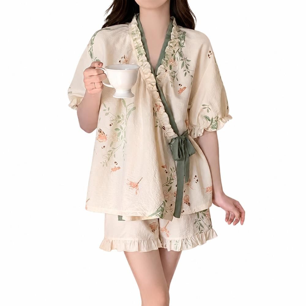 　　　 ◆◇◆売れている秘密◆◇◆ 【大人可愛い和風デザイン】優しい色合いの花柄と上品なフリル使いが魅力のレディースパジャマです。日本の和服や甚平をモチーフにしたカシュクール風の襟元と、リボン結びがフェミニンな印象を与えます。お家でのリラックスタイムもおしゃれに過ごせる、SNS映え抜群のルームウェア上下セットです。 【涼しくて快適な着心地】通気性と吸湿性に優れた肌触りの良い綿素材を採用した夏用パジャマです。汗をかきやすい季節でも蒸れにくく、サラッとした快適な状態をキープします。締め付け感のないゆったりとしたシルエットで、熱がこもりにくいため、暑い熱帯夜でも朝までぐっすり眠ることができます。 【ストレスフリーな部屋着】前開きで着脱が簡単な甚平風のデザインは、お風呂上がりやリラックスタイムに最適です。柔らかいゴム仕様のウエスト短パンは動きやすく、寝返りを打っても突っ張らないため、睡眠の質を高めます。ちょっとした買い出しやお庭での水やりなど、外着としても使えるデザインです。 【優れた耐久性とお手入れ簡単】丁寧な縫製で作られた綿パジャマは、型崩れしにくく、長持ちするな仕上がりです。ご自宅の洗濯機で丸洗いできるため、いつでも清潔に保つことができます。洗うたびに肌に優しく馴染む素材感で、デリケートなお肌の方でも安心してお使いいただける優しい仕様です。 【大切な人への贈り物に】学生さんから大人女子まで、幅広い世代に愛される可愛いレディースパジャマです。サイズもゆったりめで体型を選ばず美しくフィットします。お友達や彼女への誕生日プレゼント、母の日の贈り物、またはご自身へのご褒美ルームウェアとして、自信を持っておすすめできるセットです。 　　　◆◇◆注意事項◆◇◆ご覧のモニターの環境、撮影環境により実物と色味が異なって見える場合がございます。湿った状態で他のものと擦り合わせると色が移る恐れがあります。濃色品の洗濯時は、白色、淡色と分けて洗ってください。説明 【大人可愛い甚平風デザイン】フリルをあしらった和風パジャマで、毎日のリラックスタイムを華やかに彩ります。優しい色合いのボタニカル柄と上品な襟元リボンが、フェミニンで可愛いお部屋スタイルを演出。おしゃれなルームウェアレディースとして、お家デートやパジャマパーティーにもぴったりな一着です。 【雲のような極上の肌触り】通気性と吸湿性に優れたな綿パジャマです。ふんわりと柔らかく軽い着心地で、汗ばむ夏の夜もサラッと快適に過ごせます。和装のようにサッと羽織れる前開きパジャマ仕様で、着脱もスムーズに行え、お風呂上がりのデリケートな肌をやさしく包み込む優秀な寝巻きです。 【動きやすくて涼しいショートパンツ】袖口と裾のフリルがフェミニンな雰囲気を引き立てるレディースパジャマです。締め付け感のないゆったりとしたシルエットで、寝返りもスムーズ。涼しげな半袖とショートパンツのルームウェア上下セットなので、熱がこもりにくく、熱帯夜でもリラックスして深い眠りへと誘います。 【お手入れ簡単で型崩れしにくい】自宅の洗濯機で丸洗い可能で、洗うたびに肌に馴染む柔らかさに育ちます。丁寧な縫製により耐久性に優れ、毎日着用してもヘタリにくい仕様です。急な来客や宅配便の対応にも慌てない上品なデザインで、お家での時間をワンランク格上げしてくれる機能的な和風パジャマです。 【大切な方へのギフトにも最適】ナチュラルで大人可愛いパジャマレディースは、ご自身用はもちろん、ご家族や友人、大切な方への誕生日プレゼントや新生活のお祝いギフトにも喜ばれます。年代を問わず愛される上品なデザインで、特別なリラックスタイムを提供する夏にぴったりの快適な部屋着です。