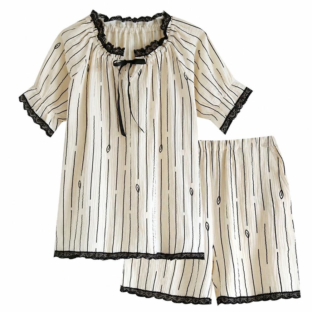 　　　 ◆◇◆売れている秘密◆◇◆ 【上品な大人可愛いデザイン】フレンチシックな宮廷風レースをあしらった上品なデザインのレディース パジャマです。落ち着いたストライプ柄とリボンが甘すぎない大人可愛さを演出し、毎日のリラックスタイムをおしゃれに彩ります。洗練されたルームウェア 上下セットで、自宅での時間が特別なものに変わります。 【通気性抜群の綿100％ダブルガーゼ】優れた吸水性と通気性を誇るダブルガーゼ パジャマは、暑い季節もさらりと快適な着心地をキープします。肌に優しい綿素材を採用し、寝汗をかいてもベタつきにくく、熱がこもりやすい夏用 パジャマとして最適です。お肌が敏感な方でも安心してお召しいただける極上の肌触りです。 【ストレスフリーな快適着心地】ゆったりとした美しいシルエットで、締め付け感のないストレスフリーな半袖 パジャマです。ウエストゴム仕様のショートパンツは動きやすく、就寝時の寝返りもスムーズ。お風呂上がりから就寝中まで、心地よい解放感をもたらす極上の部屋着 レディースとして大活躍します。 【洗うたびに愛着がわく品質】丁寧な縫製で作られたな綿 ルームウェアです。洗濯を繰り返すほどに、ガーゼ パジャマならではの柔らかさとふんわり感が増し、あなたの肌にさらに優しく馴染んでいきます。型崩れしにくく耐久性にも優れているため、お気に入りの一着として長くご愛用いただけます。 【大切な人へのギフトにも最適】実用性とデザイン性を兼ね備えたパジャマ レディース 夏は、ご自身へのご褒美はもちろん、母の日や誕生日、お祝い事のギフトにも大変喜ばれます。幅広い年代 of 女性に似合う上品なナイトウェアとして、おうち時間を贅沢に過ごすための一着を心を込めてお届けいたします。 　　　◆◇◆注意事項◆◇◆ご覧のモニターの環境、撮影環境により実物と色味が異なって見える場合がございます。湿った状態で他のものと擦り合わせると色が移る恐れがあります。濃色品の洗濯時は、白色、淡色と分けて洗ってください。説明 【上品なフレンチ?デザイン】繊細な黒レースとリボンが目を惹く大人可愛い姫系パジャマです。ナチュラルな生地に施されたストライプ柄が縦ラインを強調し、すっきりとしたシルエットを演出します。上品なデザインのルームウェアレディースセットアップは、身に纏うだけでおうち時間をフェミニンに彩ります。 【綿ダブルガーゼの優れた通気性】肌に優しいパジャマダブルガーゼ素材を採用した夏用ルームウェアです。吸湿性に優れ、暑い夏の夜でも汗を素早く吸収し、ベタつかずサラサラな肌触りが持続します。蒸し暑い季節に最適なレディースパジャマ夏用は、熱がこもりにくく涼しく快適な睡眠をサポートします。 【極上の柔らかさとリラックス感】洗うたびにふんわり肌に馴染む部屋着セットアップです。締め付け感のないゆったりとしたシルエットのルームウェア半袖とショートパンツのペアで、リラックスタイムをより快適に過ごせます。ウエストゴム仕様で動きやすく、お家でのリラックスタイムに最適なレディースパジャマです。 【丁寧な縫製と簡単なお手入れ】細部まで丁寧に縫製された耐久性の高い綿パジャマです。襟元や裾のレース部分も型崩れしにくく、自宅でお洗濯できるため、毎日清潔に保てます。速乾性にも優れたレディースパジャマ半袖は、汗をかきやすい夏場でも大活躍する夏用パジャマレディースです。 【大切な方へのギフトにも最適】実用性とデザイン性を兼ね備えたパジャマレディース半袖は、自分へのご褒美はもちろん、母の日やお誕生日などの贈り物にも大変喜ばれます。幅広い年代の方に似合うフェミニンなデザインの部屋着レディース夏セットは、大切なご家族やご友人へのプレゼントにぴったりです。
