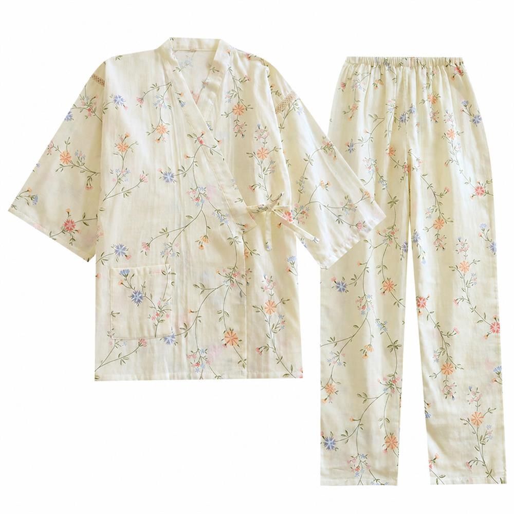 　　　 ◆◇◆売れている秘密◆◇◆ 【華やかで優しい花柄デザイン】ふんわりとした柔らかさが魅力のガーゼ パジャマです。淡いイエローに可憐な小花柄をあしらい、身に着けるだけで心が和む優しい雰囲気に仕上げました。ナチュラルで上品なルームウェア レディースとして、おうちでのリラックスタイムをより華やかに彩ります。 【優れた通気性と吸湿性】軽やかで肌にまとわりつかない春夏 ルームウェアは、汗ばむ季節もサラリと快適な着心地をキープします。優れた吸水性と通気性を備えたパジャマ レディース仕様で、寝苦しい夜でも涼しく健やかな睡眠環境をサポートし、朝まで心地よい眠りをお届けします。 【締め付けのない快適な着用感】和風の合わせ襟がおしゃれな甚平風パジャマは、紐で簡単にサイズ調整ができ、体に優しくフィットします。動きやすいゆったりシルエットの部屋着 セットアップなので、お風呂上がりのスキンケアタイムや休日のリラックスタイムもストレスフリーに過ごせます。 【洗うたびに愛着がわく耐久性】丁寧な縫製で作られたダブルガーゼ ルームウェアは、洗濯を重ねるごとにふっくらと柔らかく肌に馴染んでいきます。型崩れしにくく長持ちするため、毎日愛用したくなるレディース パジャマです。便利なフロントポケット付きで、スマホなどの小物の持ち運びにも便利です。 【大切な人へのギフトにも最適】年代を問わず愛される上品なデザインのルームウェア 上下セットは、自分へのご褒美はもちろん、母の日や誕生日、敬老の日のプレゼント パジャマとしても大変喜ばれます。おうち時間をワンランク上の贅沢な時間へと変える、実用性と美しさを兼ね備えた一着です。 　　　◆◇◆注意事項◆◇◆ご覧のモニターの環境、撮影環境により実物と色味が異なって見える場合がございます。湿った状態で他のものと擦り合わせると色が移る恐れがあります。濃色品の洗濯時は、白色、淡色と分けて洗ってください。説明 【上品な花柄デザイン】優しい色合いのフラワー模様が魅力的なレディース パジャマです。ふんわりとしたダブルガーゼ生地を使用し、ナチュラルで落ち着いた雰囲気を演出します。見た目にも涼やかなデザインは、大人の女性のリラックスタイムにぴったりのガーゼ パジャマで、心も体も癒やされる穏やかな時間を届けます。 【優れた通気性と速乾性】汗をかきやすい季節でも快適に過ごせる春夏用 ルームウェアです。通気性に優れた薄手の素材が、湿気や蒸れを効率よく逃がして肌をドライに保ちます。さらりとした質感で、寝苦しい夜もこの長袖 パジャマなら心地よい眠りへと誘ってくれる、これからの季節に欠かせないマストアイテムです。 【着脱しやすい甚平風デザイン】伝統的な和風スタイルを取り入れた甚平風の前開き パジャマです。サイドの紐でウエスト周りのサイズ感を自由に調節できるため、締め付け感のないストレスフリーな着心地を実現します。お風呂上がりはもちろん、入院時のパジャマや授乳中の部屋着としても非常に重宝する一着です。 【肌に優しい天然素材感】素肌に直接触れるものだからこそ、肌触りにこだわりました。吸湿性と放湿性の高い素材が余分な水分を素早く吸収し、敏感肌の方でも安心してお使いいただける優しさが自慢です。洗濯を繰り返すごとに生地の風合いが増し、長く愛用できるなルームウェア 上下セットに仕上げました。 【贈り物にも最適なセットアップ】長袖のトップスとロングパンツのパジャマ レディース 上下セットは、幅広い年齢層の方におすすめです。自分へのご褒美はもちろん、母の日や誕生日のプレゼント、大切な方への贈り物としても喜ばれます。ゆったりとしたシルエットで、家の中でのくつろぎ時間を贅沢に演出します。