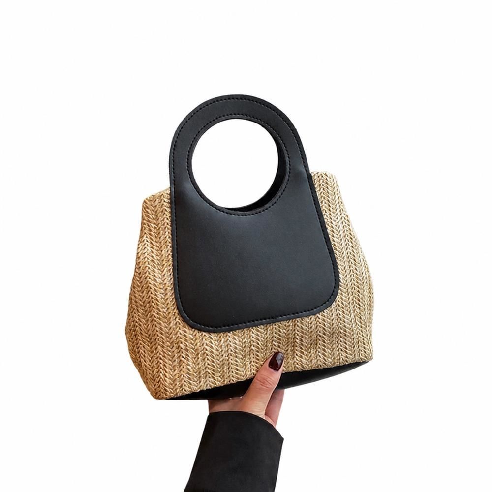 　　　 ◆◇◆売れている秘密◆◇◆ 【洗練されたバイカラーデザイン】ナチュラルな風合いのストローバッグに、上品なフェイクレザーを組み合わせたお洒落なかごバッグ レディースです。異素材のコントラストが大人っぽさを演出し、いつものコーディネートに合わせるだけで、涼しげでこなれ感のある夏バッグスタイルが完成します。 【見た目以上の大容量設計】コンパクトなシルエットながら、マチが広く荷物がたっぷり入る大容量 かごバッグです。スマートフォンや財布、ポーチなど外出に必要な小物をスッキリ収納できます。普段使いはもちろん、ちょっとしたお出かけにも最適な手提げバッグとして大活躍します。 【軽やかで快適な使い心地】軽量で持ちやすいカゴバッグ トートは、長時間の持ち歩きでも手が疲れにくい仕様です。職人の温かみを感じる丁寧な編みバッグで、リゾート地での使用はもちろん、オフィスカジュアルやデートなど、幅広い日常シーンに優しく寄り添う手提げバッグです。 【丁寧な作りと高い耐久性】丁寧に編み込まれたストローバッグは、型崩れしにくく自立する安定感があります。摩耗しやすいハンドル部分や底面には丈夫な素材を採用し、長く愛用できるかごバッグ レディースに仕上げました。開閉しやすく、中身が飛び出さない安心設計も魅力です。 【大切な方へのギフトにも】シンプルで上品なデザインの夏バッグは、年代を問わず女性に喜ばれる特別なアイテムです。季節感あふれるお洒落な編みバッグは、誕生日や母の日、記念日などのプレゼントとしても大変人気があります。この夏のトレンドを彩るカゴバッグ トートをお届けします。 　　　◆◇◆注意事項◆◇◆ご覧のモニターの環境、撮影環境により実物と色味が異なって見える場合がございます。湿った状態で他のものと擦り合わせると色が移る恐れがあります。濃色品の洗濯時は、白色、淡色と分けて洗ってください。説明 【上品な異素材ミックス】ナチュラルな風合いのストローバッグに、クラシカルなブラウンのフェイクレザーを組み合わせたお洒落なかごバッグです。レトロなバイカラーデザインが大人可愛い雰囲気を演出し、夏のコーディネートに上品なアクセントをプラスします。 【見た目以上の収納力】コンパクトで持ち歩きやすい手提げバッグでありながら、マチが広く設計された大容量かごバッグです。スマートフォン、お財布、化粧ポーチなど日々の必需品をすっきりと収納できます。お出かけに必要な小物がしっかり収まる夏用バッグとして大活躍します。 【どんなコーデにもマッチ】軽量で持ち心地の良い編みバッグは、普段のお出かけや通勤、デートにはもちろん、海や旅行などのリゾートバッグとしても最適です。カジュアルなデニムスタイルからフェミニンなワンピースまで、様々なコーディネートを華やかに彩るおしゃれなハンドバッグです。 【丁寧な職人技と耐久性】細部まで丁寧に編み込まれた手編みバッグは、型崩れしにくく長く愛用できる仕上がりです。底面やハンドル部分には丈夫な素材を採用し、日常使いでも安心の耐久性を実現しました。持つだけで季節感がぐっと高まる、ディテールにこだわった上品な夏バッグです。 【大切な方へのプレゼントに】シンプルで洗練されたデザインのストローバッグは、年代を問わずお使いいただけるため、ご自身へのご褒美や、母の日、誕生日、記念日のプレゼントにも喜ばれます。季節のトレンドを取り入れたカゴバッグは、夏のワードローブに欠かせないマストアイテムです。
