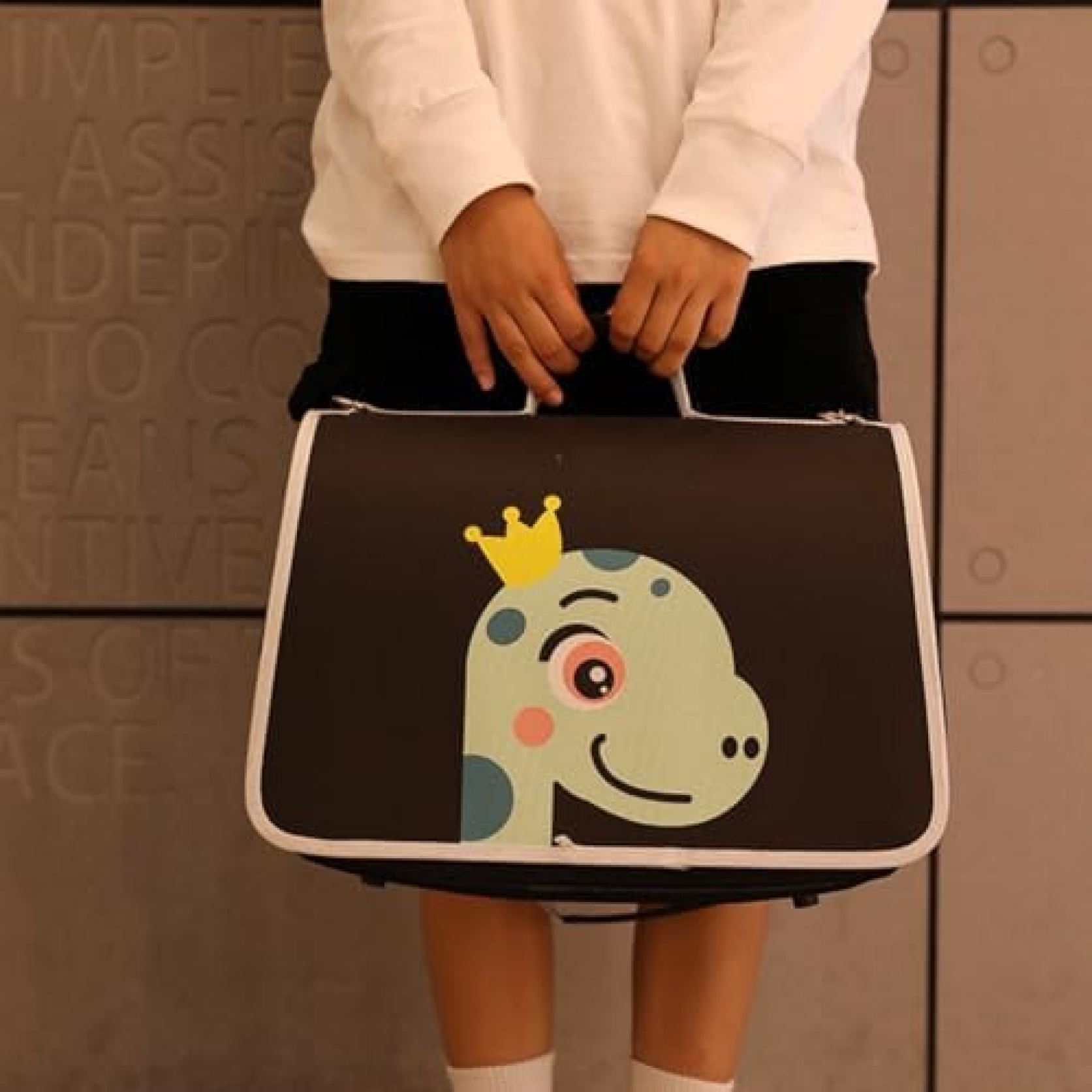 Nartoostonのペットキャリー バッグ ショルダー 中?大型猫?小型犬?うさぎ用 リュック 変形しない 折りたたみ 臭気がない 引っ掻き傷に強い 通気性 飛び出し防止リード 車載/ドライブ/キャンピング/旅行/通院/災害避難用 ペットバッグ マット｜アングル2